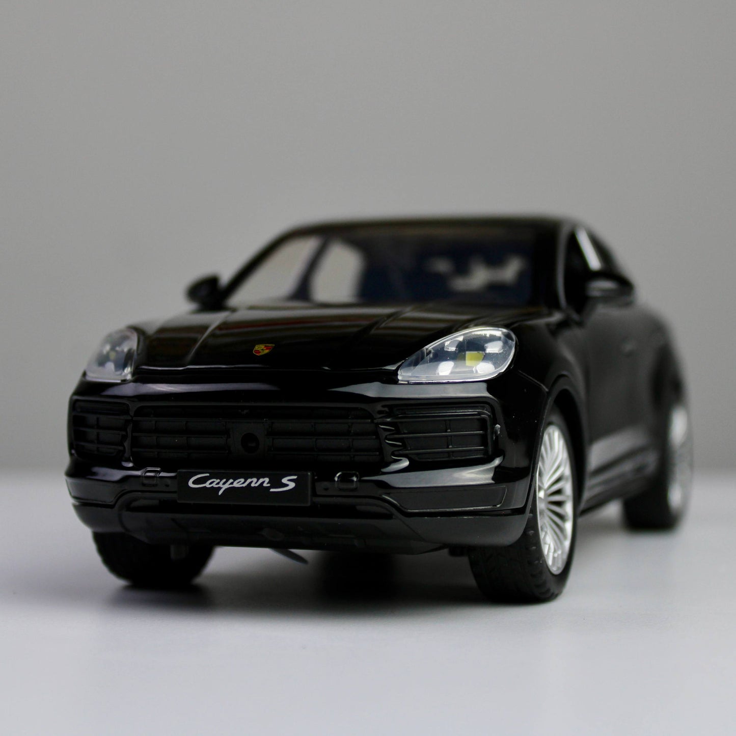 Porsche Cayenne S – 1:24 Die-Cast SUV Model with Light & Sound