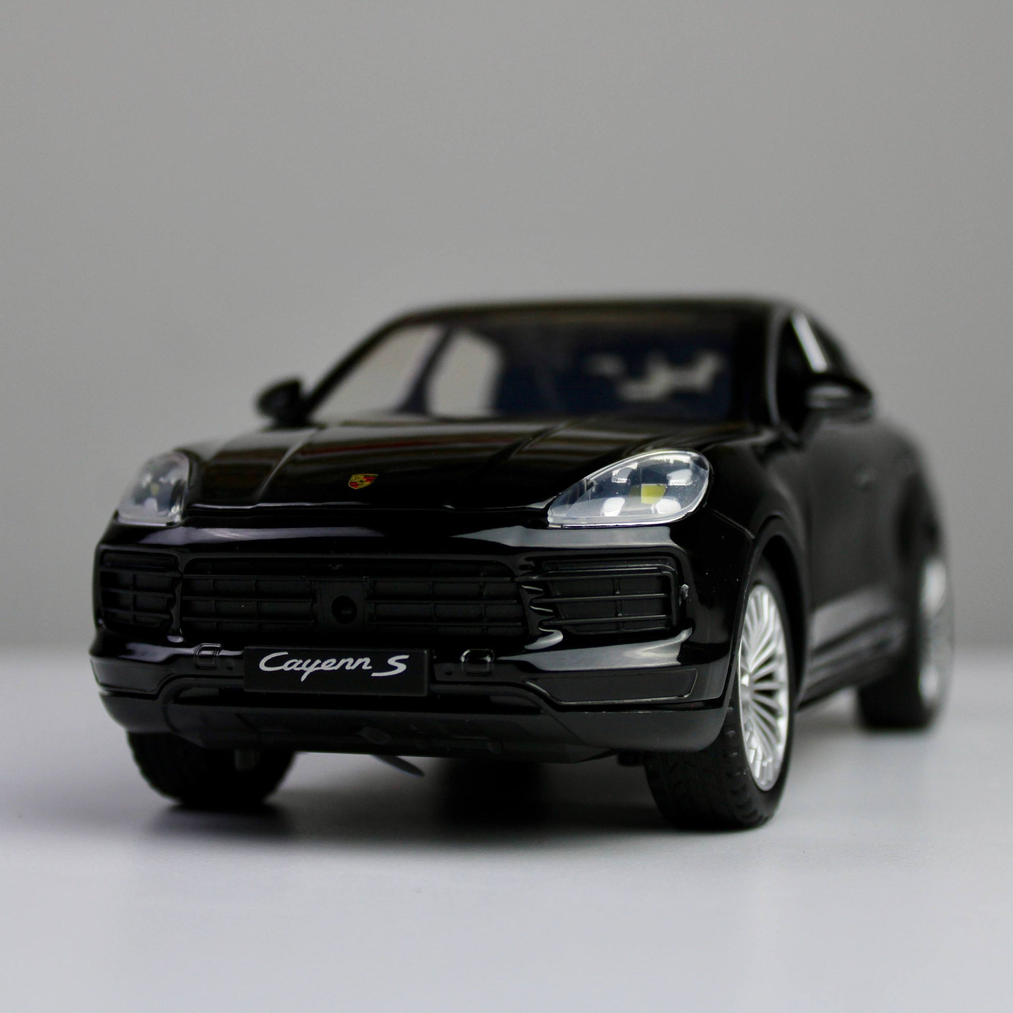 Porsche Cayenne S – 1:24 Die-Cast SUV Model with Light & Sound