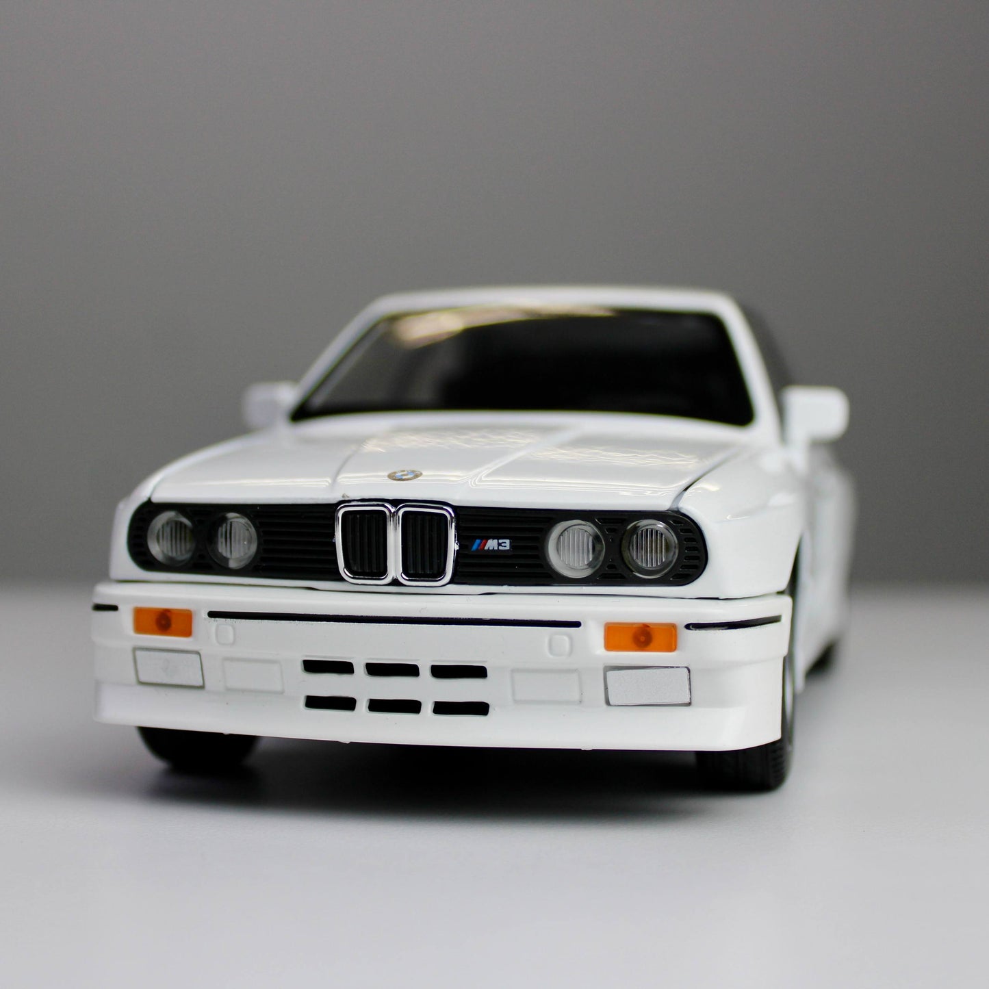 BMW M3 E30 – 1:24 Classic Die-Cast Model Car