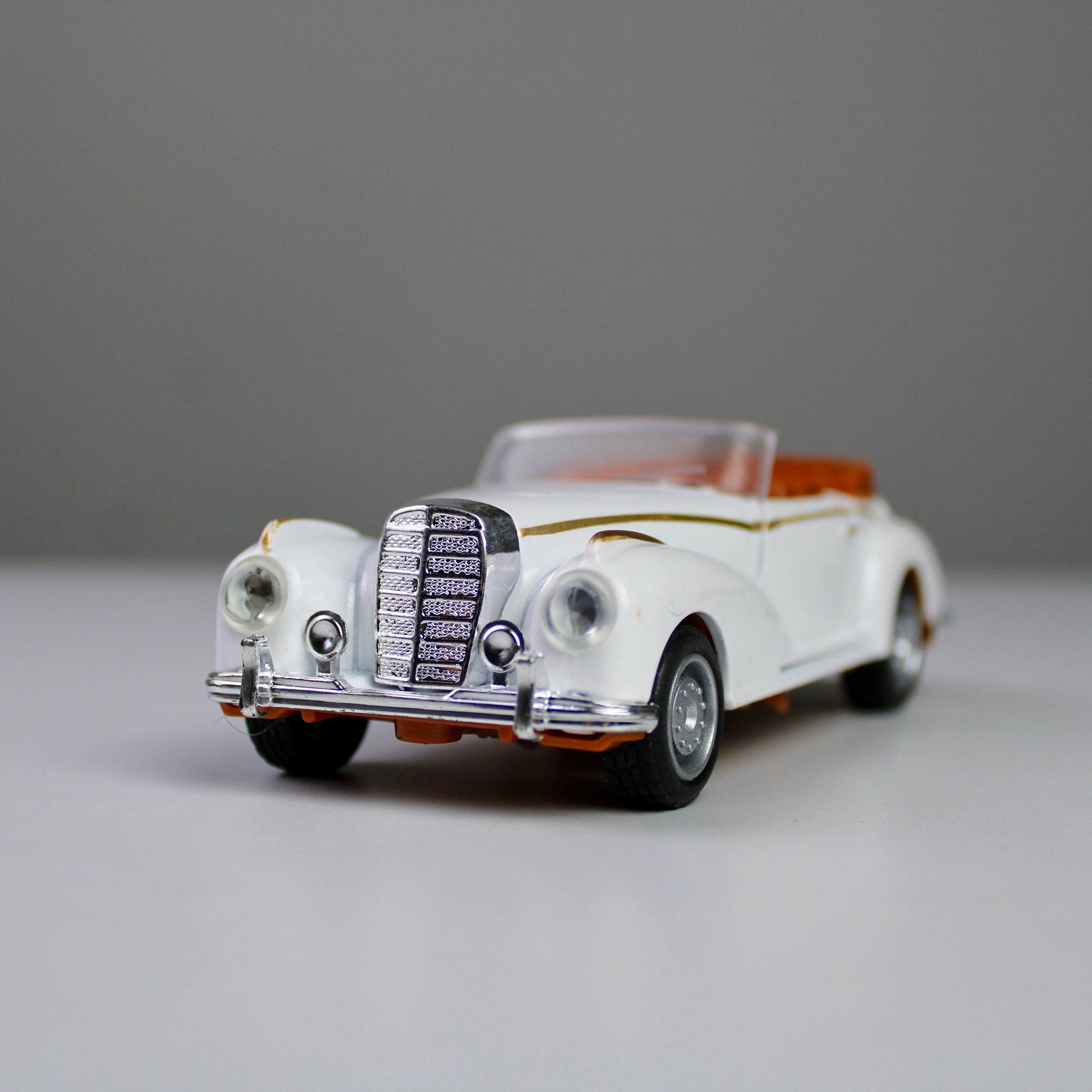 Vintage Classic Die-Cast Model Car – 1:32 Scale