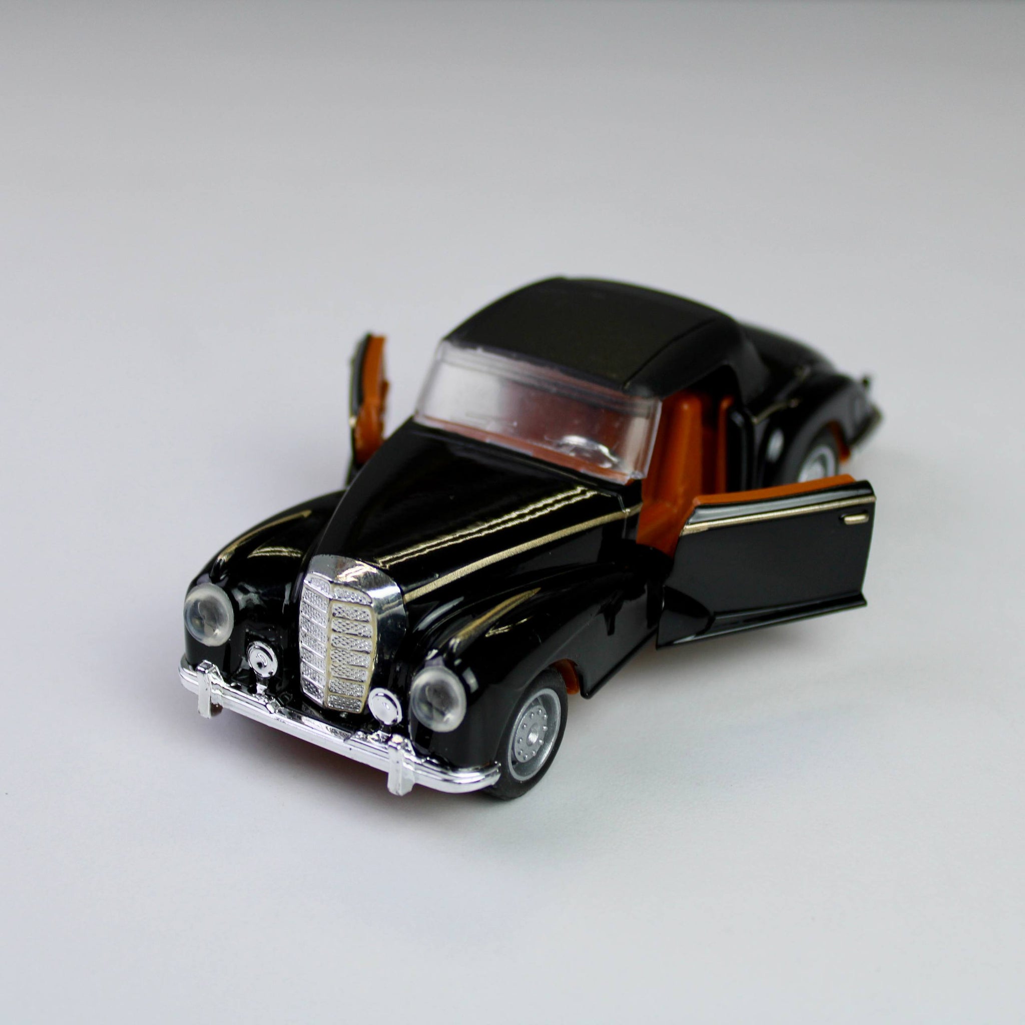 Classic Die-Cast Model Car – 1:32 Scale
