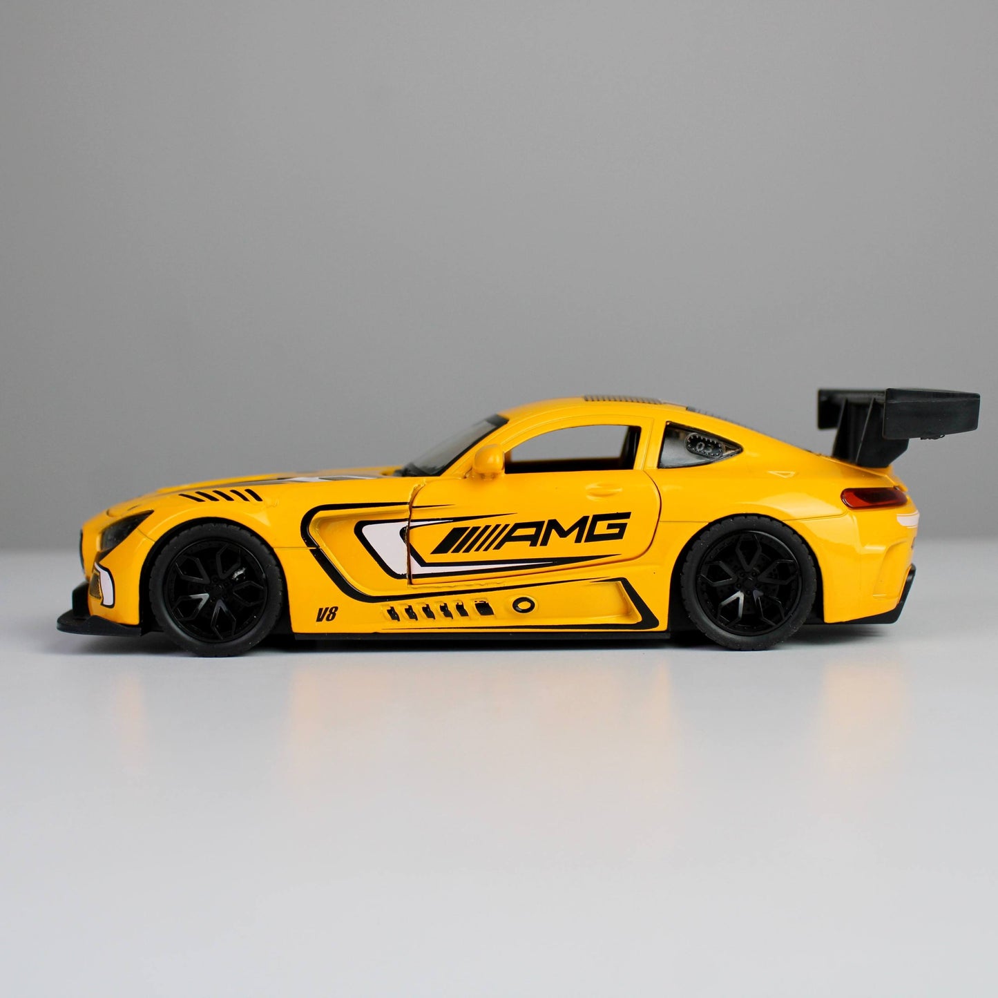 سيارة سباق AMG GT3 المصبوبة من المعدن - بمقياس 1:24 مع أضواء وأصوات