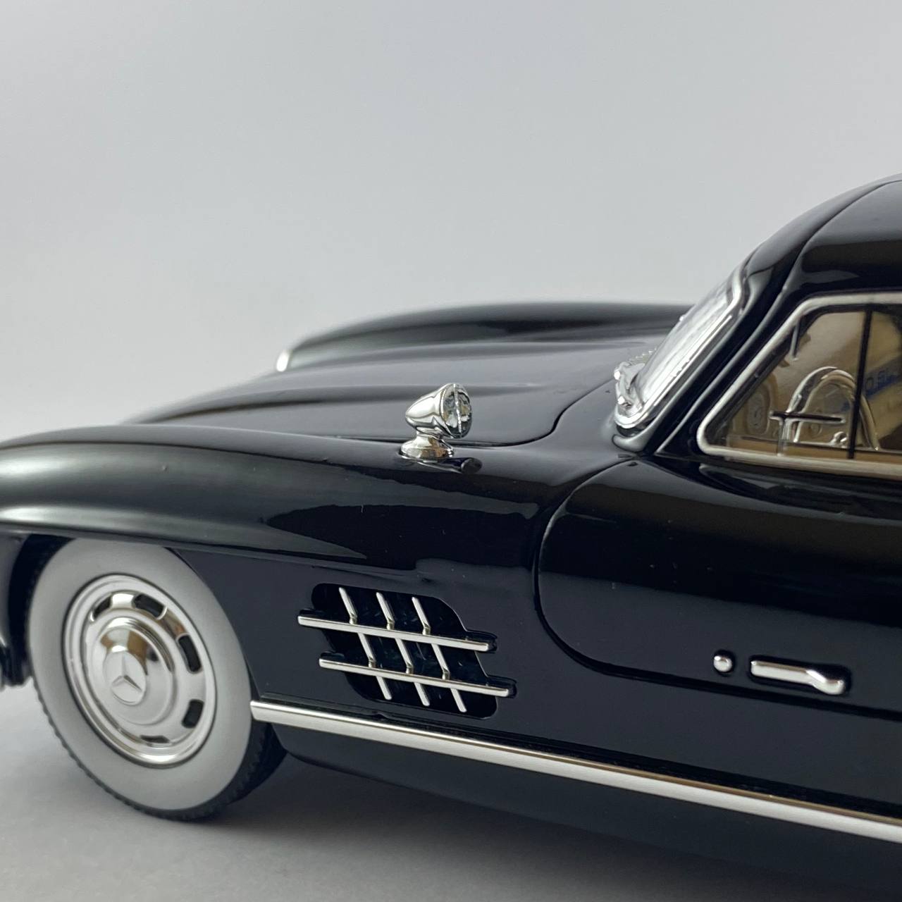 Mercedes-Benz 300SL 1:24 Scale Die-Cast Model Car