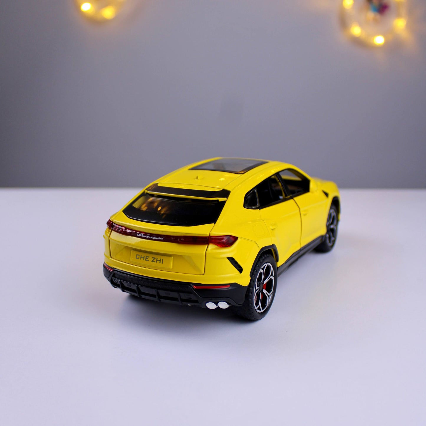 Lamborghini Urus Die-Cast Model Car – 1:24 Scale