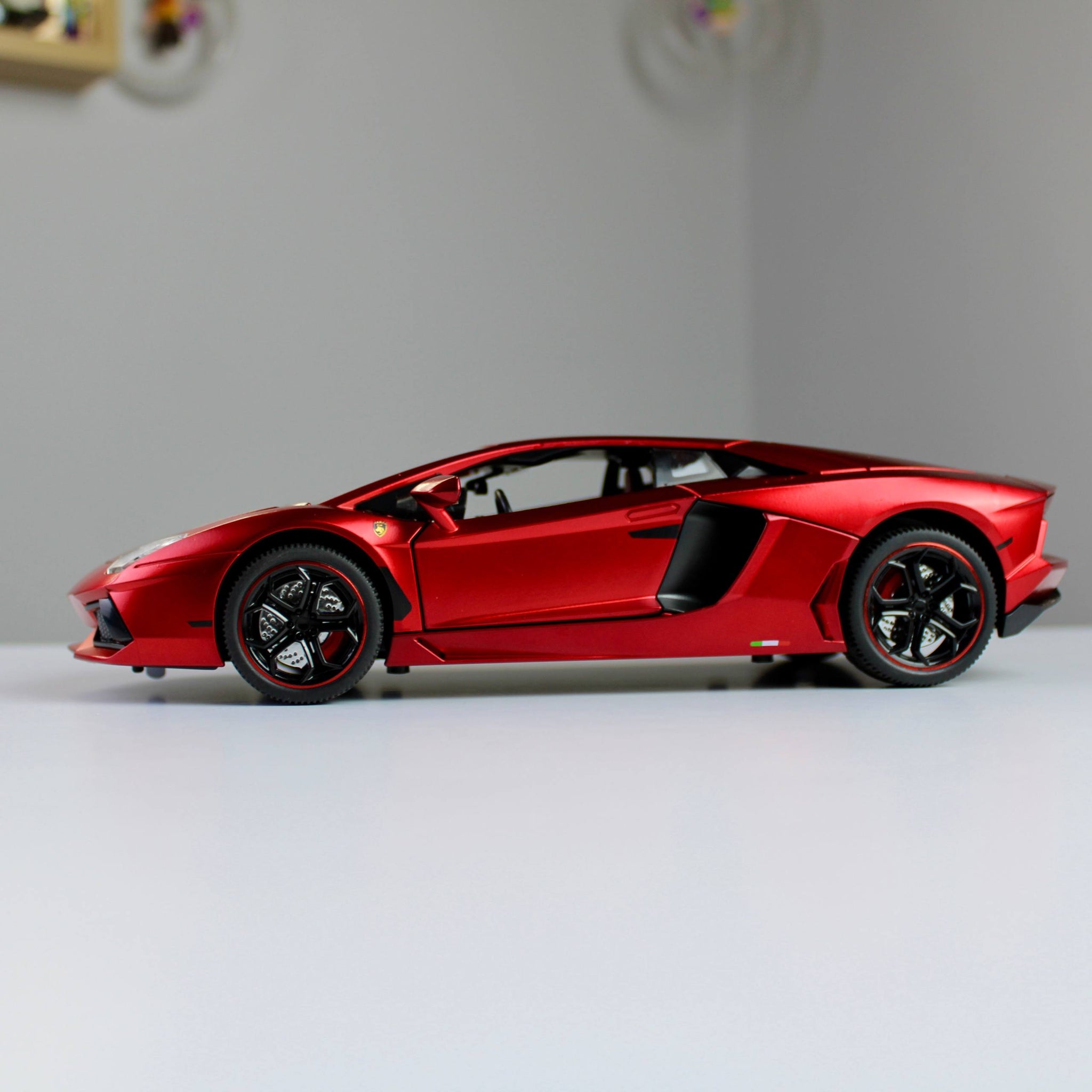 Lamborghini Countach LPI 800-4 Diecast Model – Luxury Supercar Replica (1:18)
