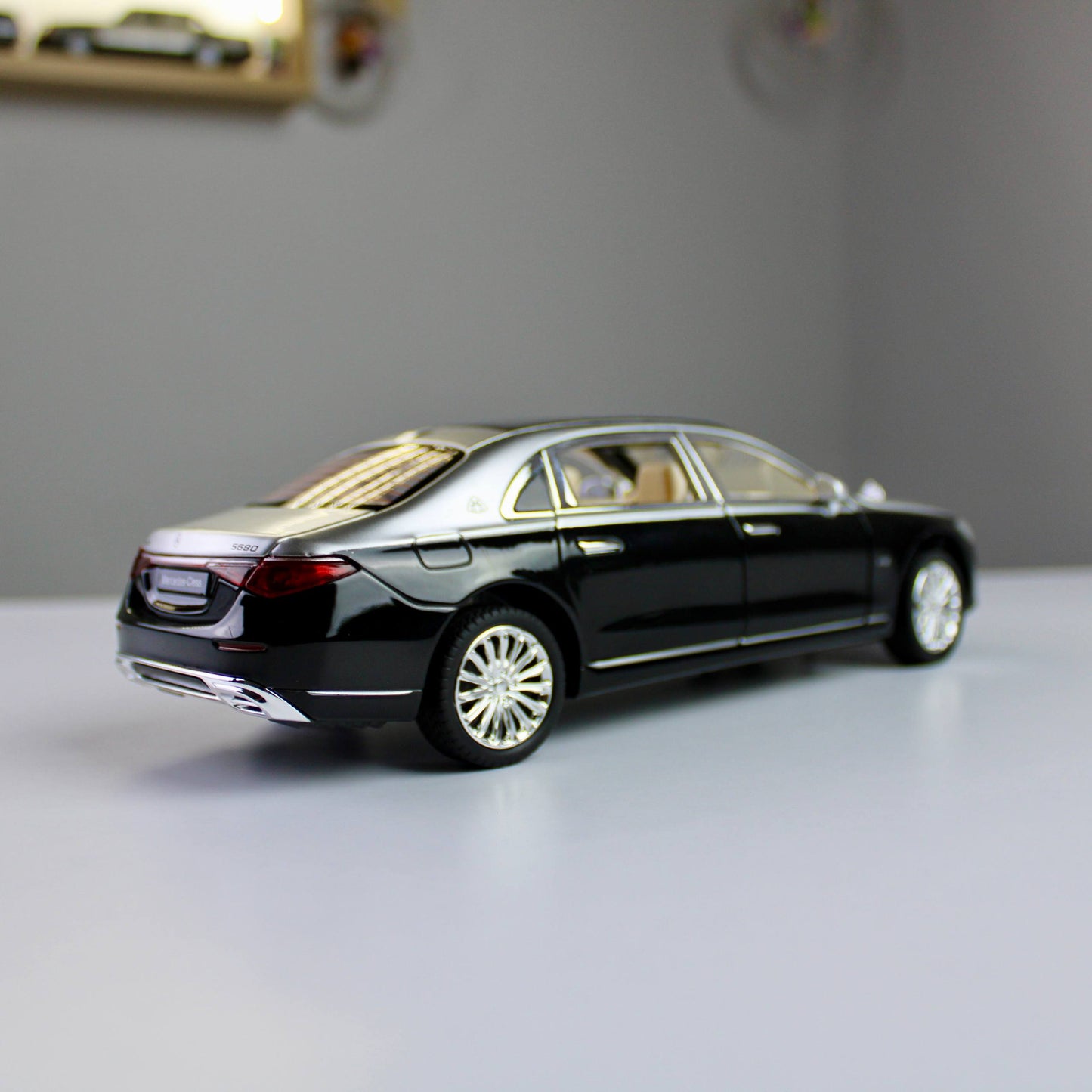 نموذج سيارة مرسيدس مايباخ 5680 المصبوبة – سيارة فاخرة (بمقياس 1:24)