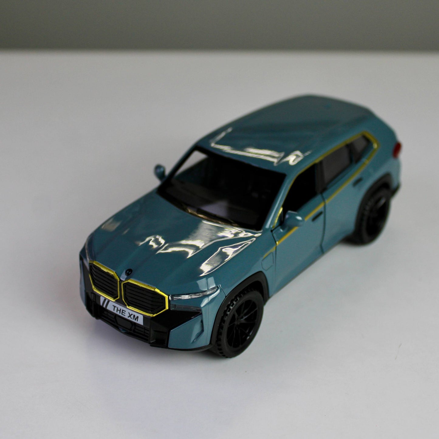 BMW XM 1:32 داي كاست – إضاءة، صوت