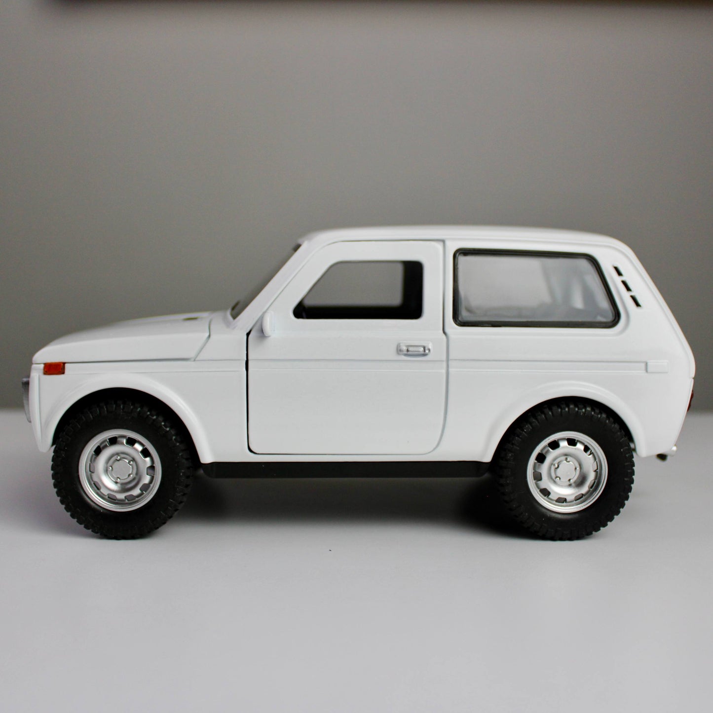 Lada Niva 1:18 Die-Cast Model SUV