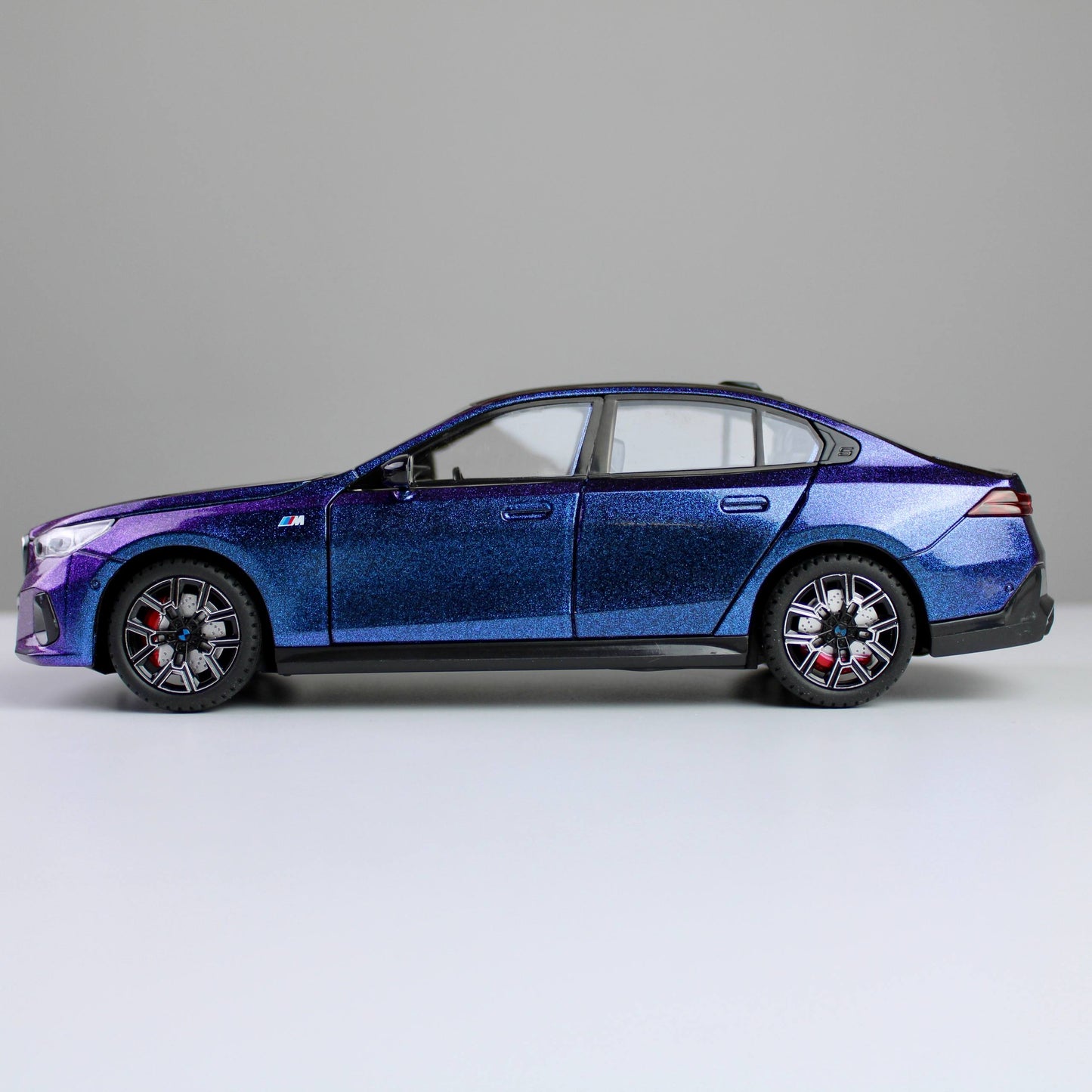 BMW i5 M60 1:24 Die-Cast Model Car