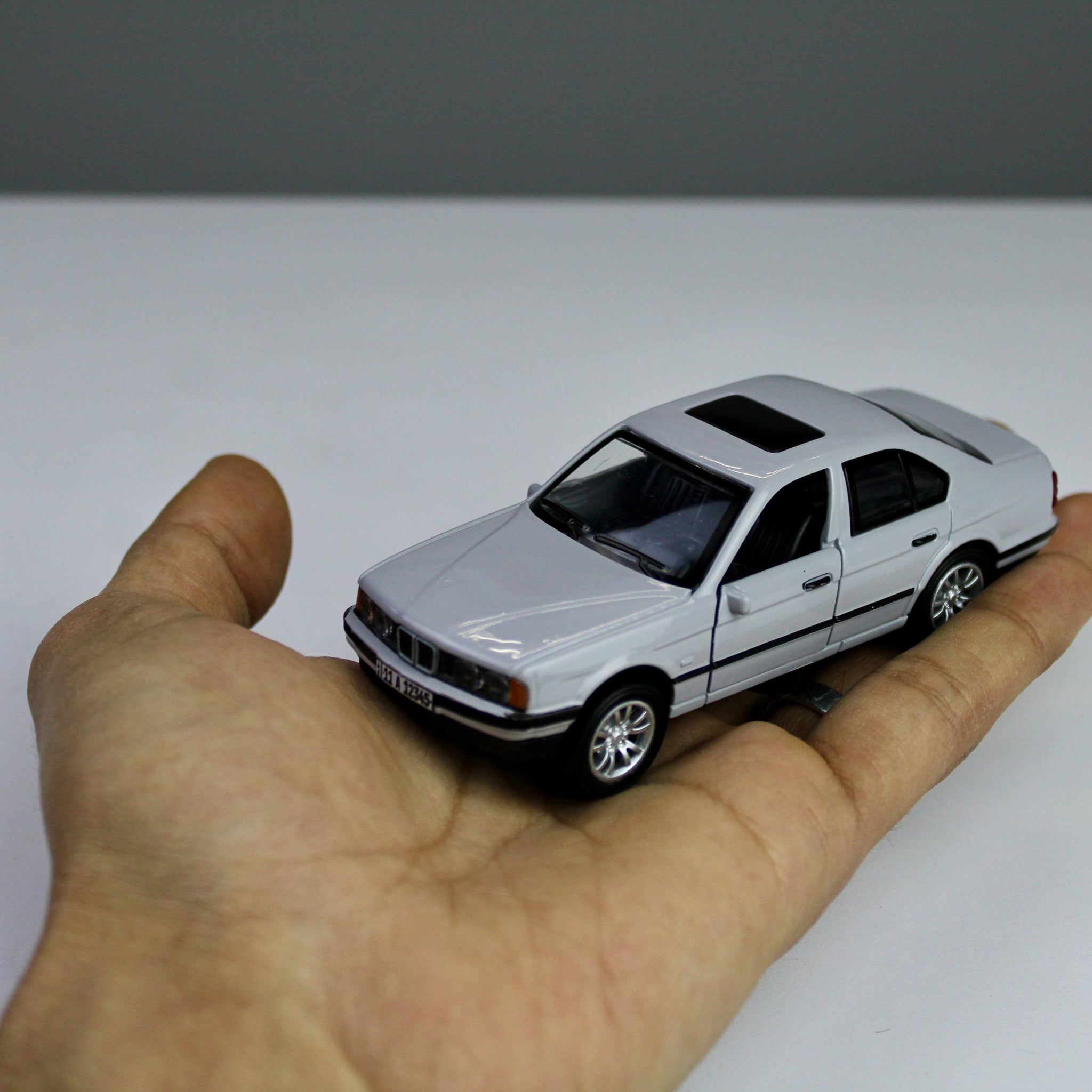 BMW 535i (E34) Diecast Model 1:38