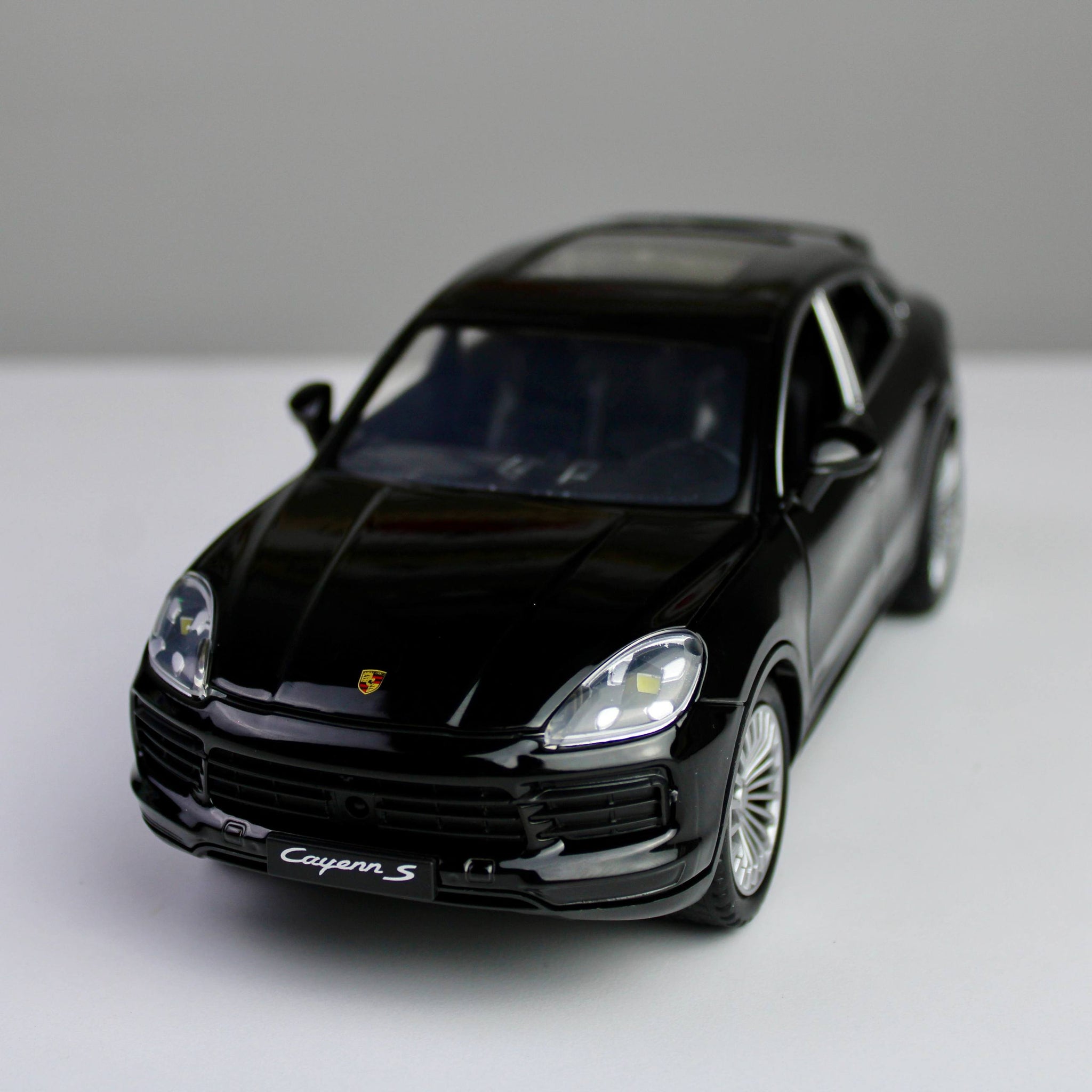 Porsche Cayenne S – 1:24 Die-Cast SUV Model with Light & Sound