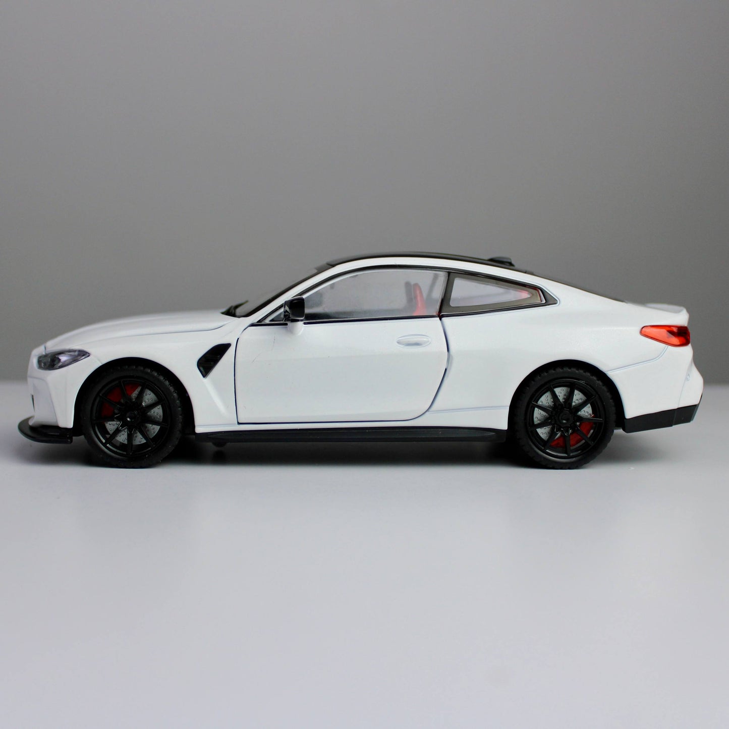 BMW M4 CSL – 1:24 Die-Cast Sports Car Model with Light & Sound