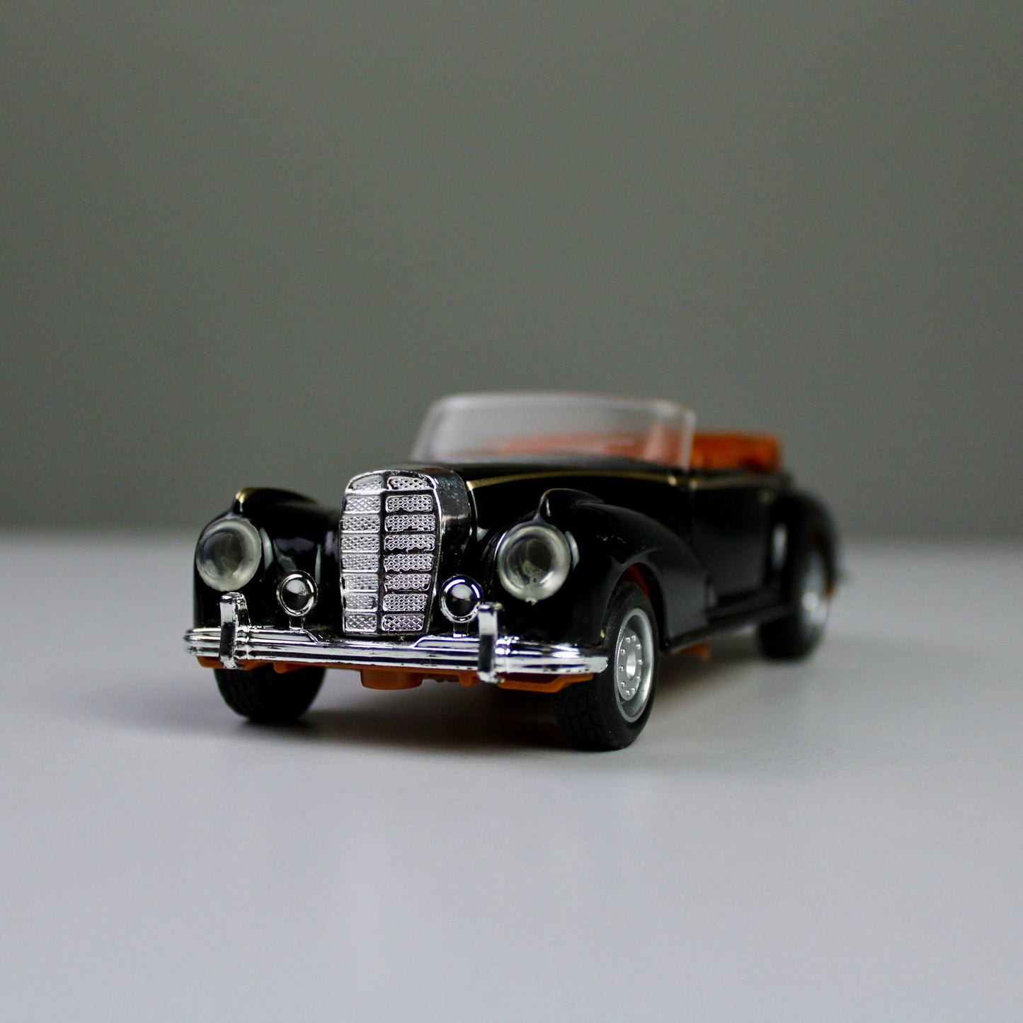 Vintage Classic Die-Cast Model Car – 1:32 Scale