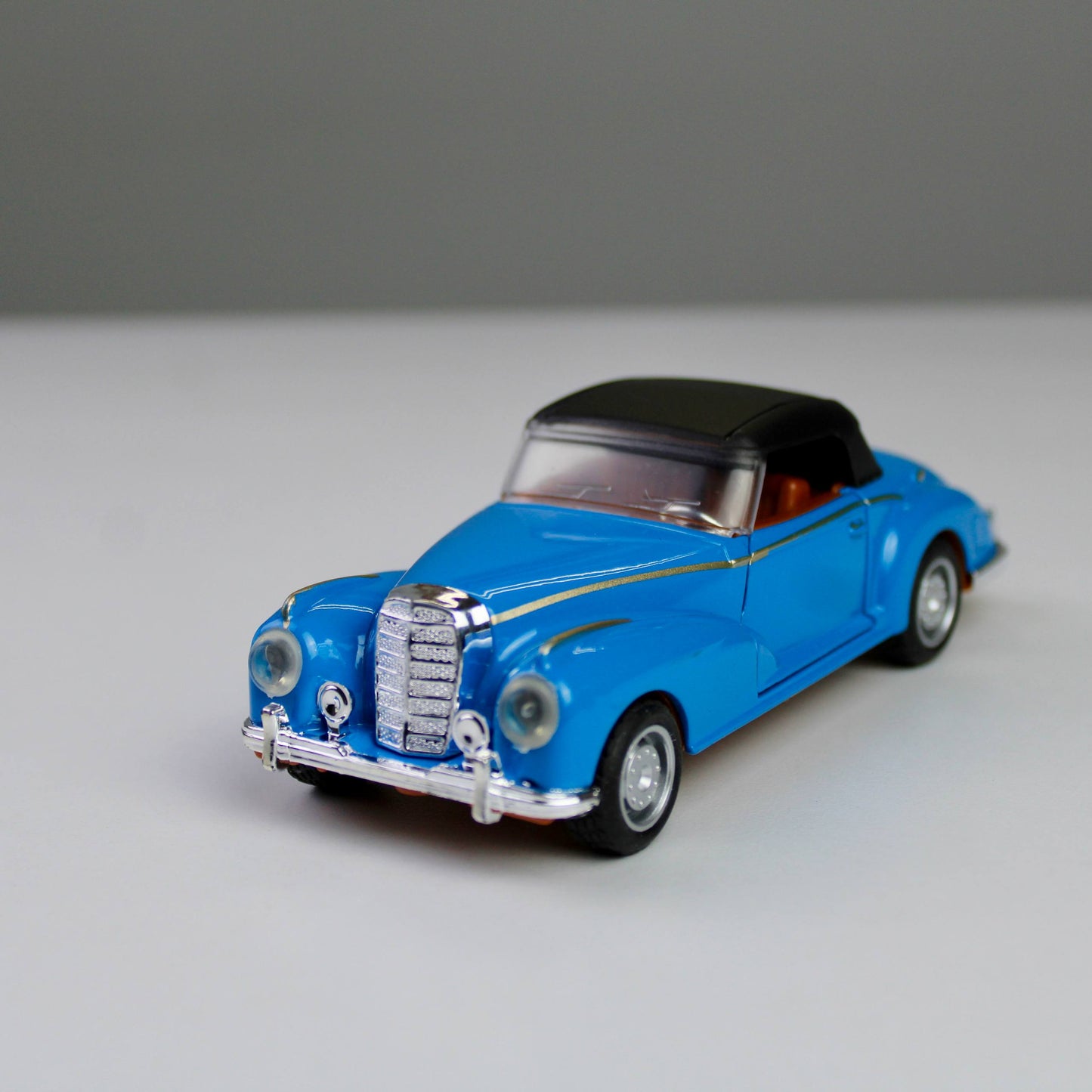 Classic Die-Cast Model Car – 1:32 Scale