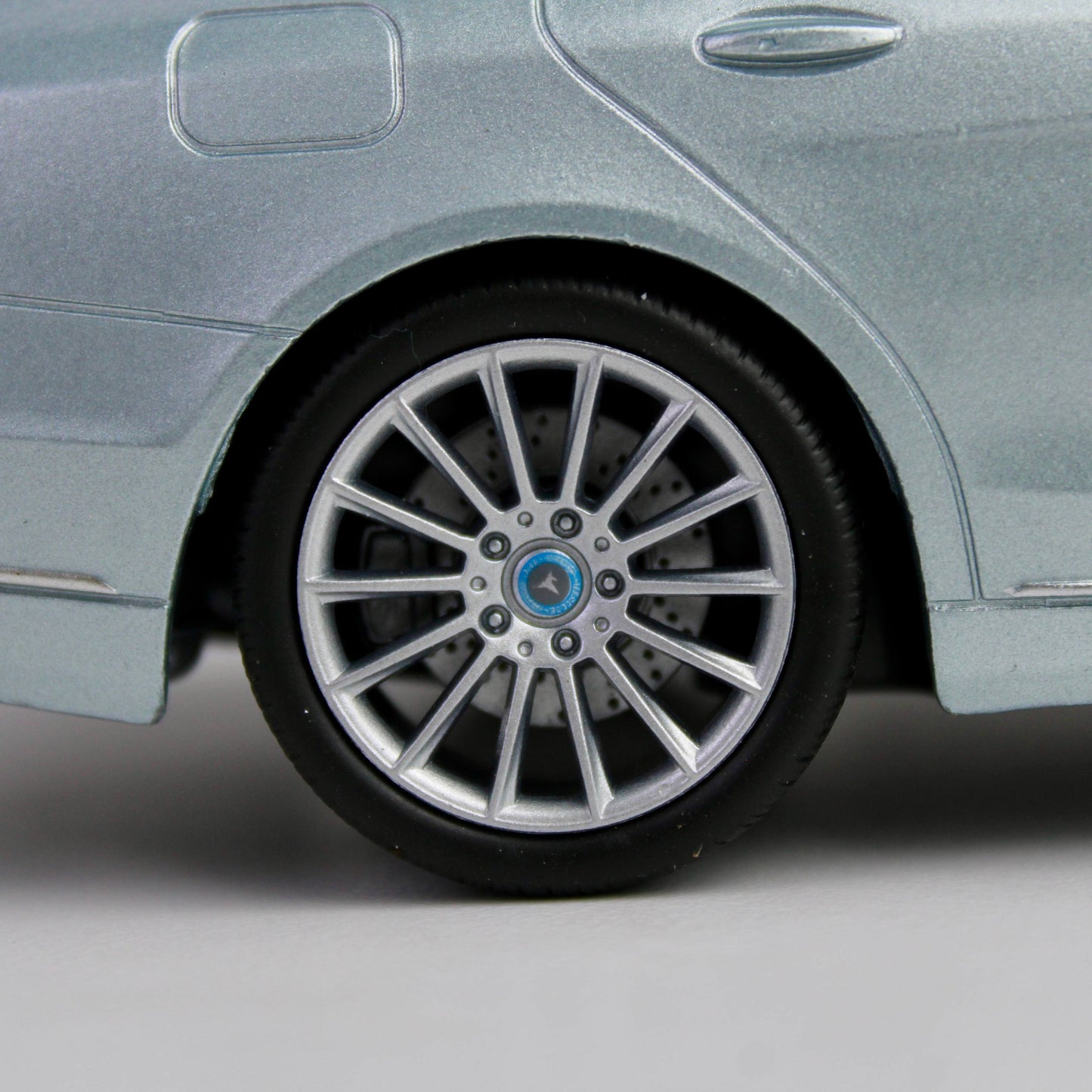 Welly Mercedes-Benz S-Class 1:24 Die-Cast Model Car