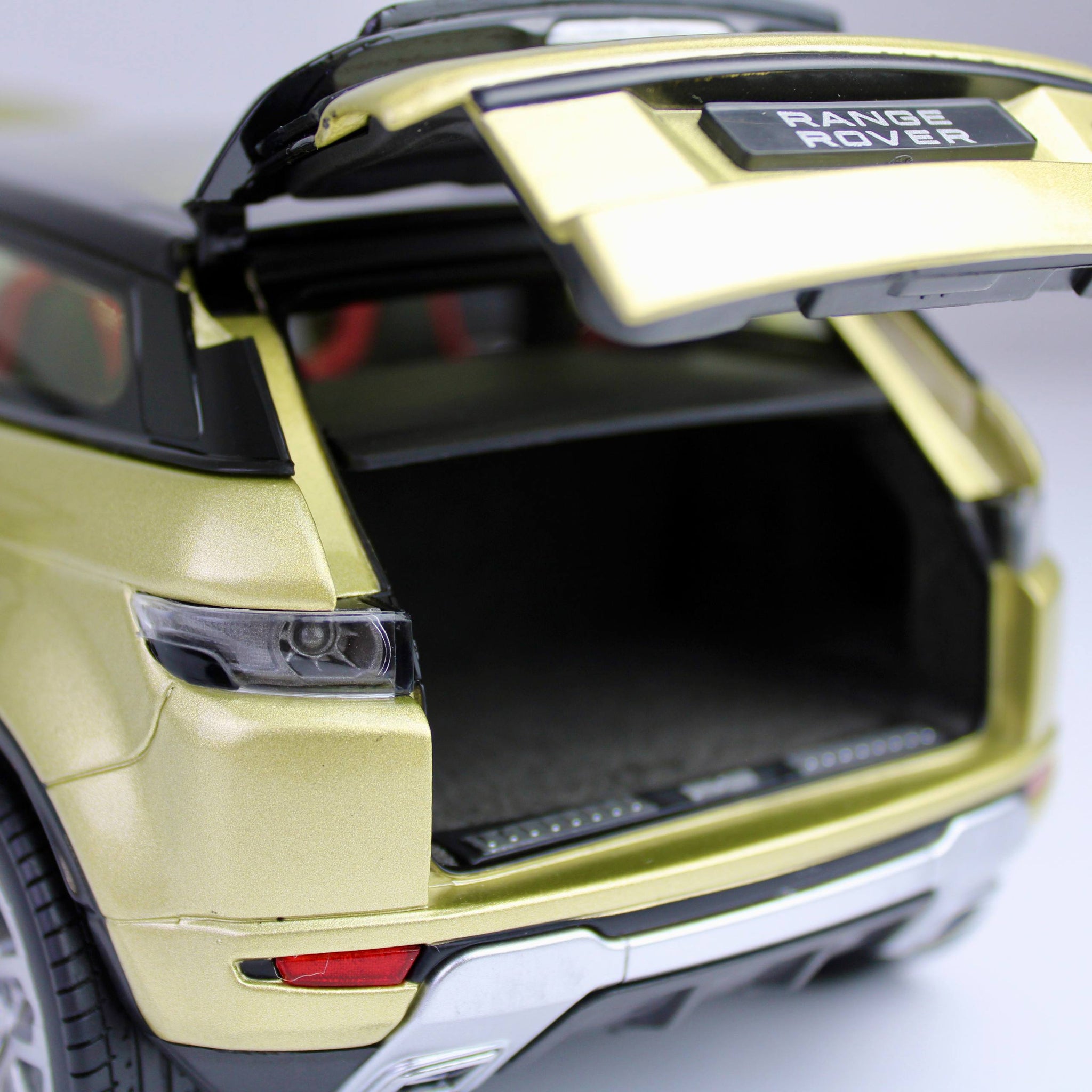 GT Autos Gold Range Rover Evoque Premium Die-Cast Model Car (1:18)