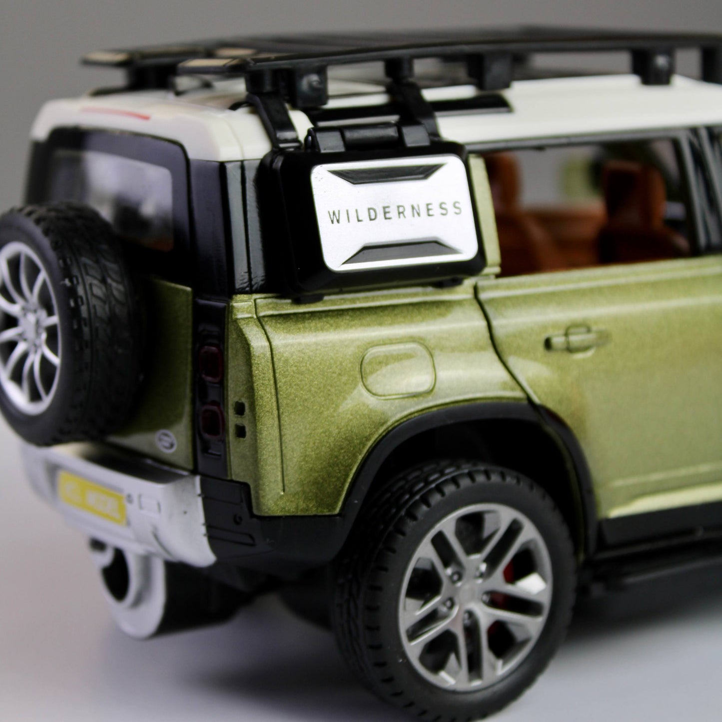 R/C Land Rover Defender Diecast Model – 1:22 Scale