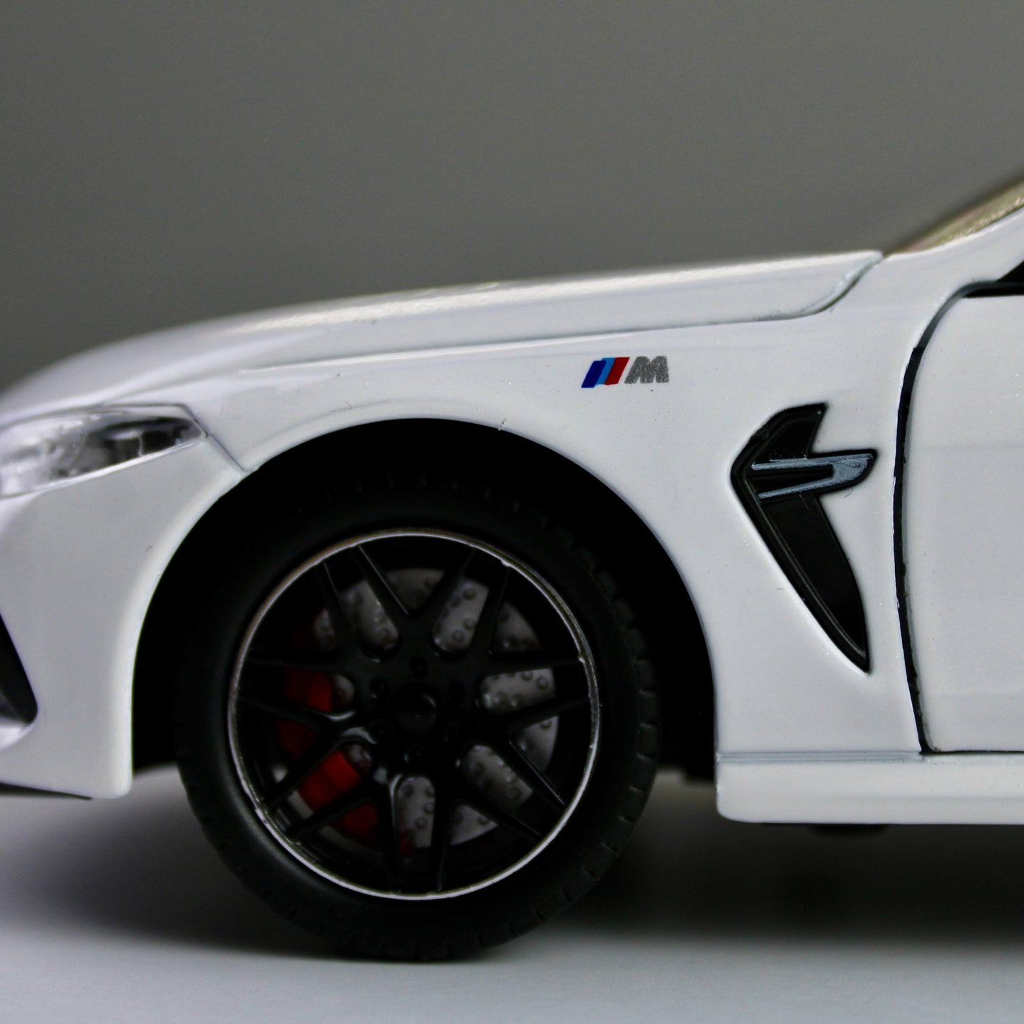 BMW M8 Competition 1:24 Diecast – Light & Sound