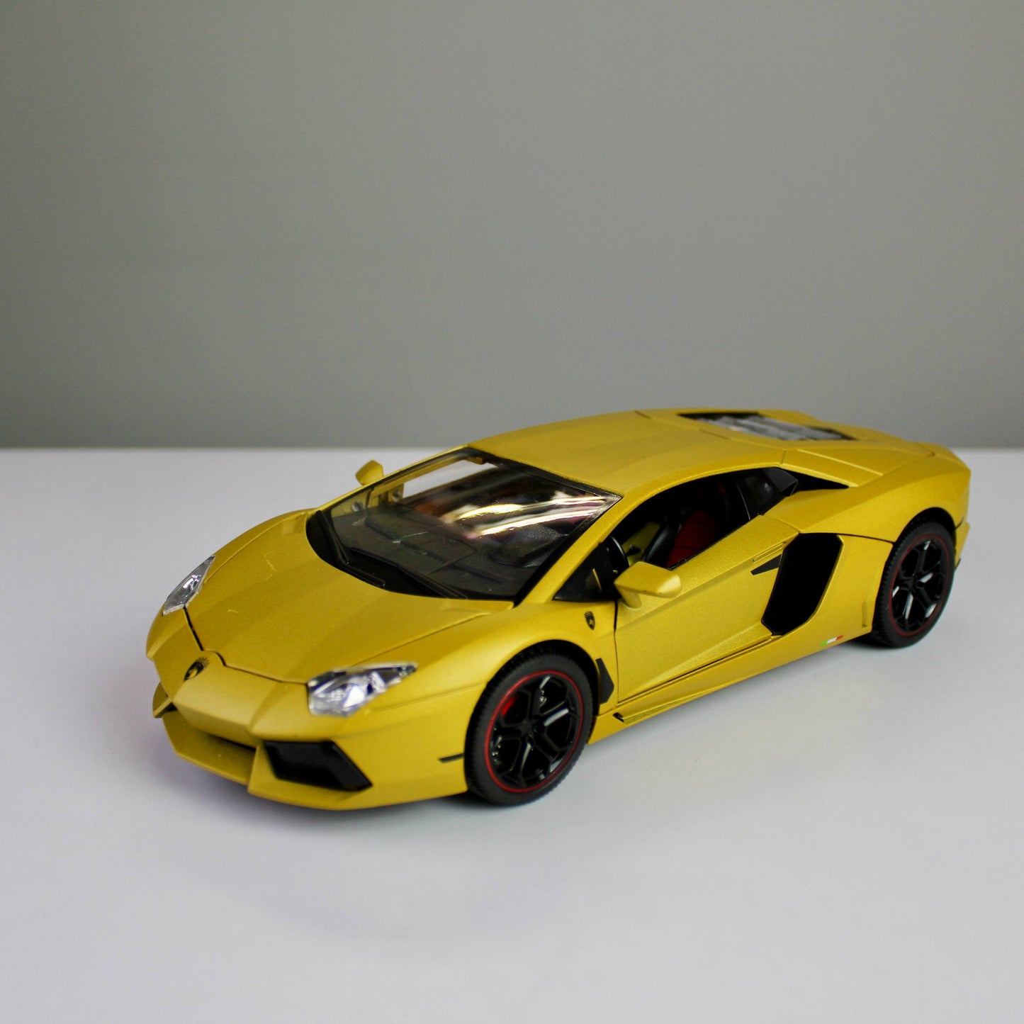 Lamborghini Countach LPI 800-4 Diecast Model – Luxury Supercar Replica (1:18)