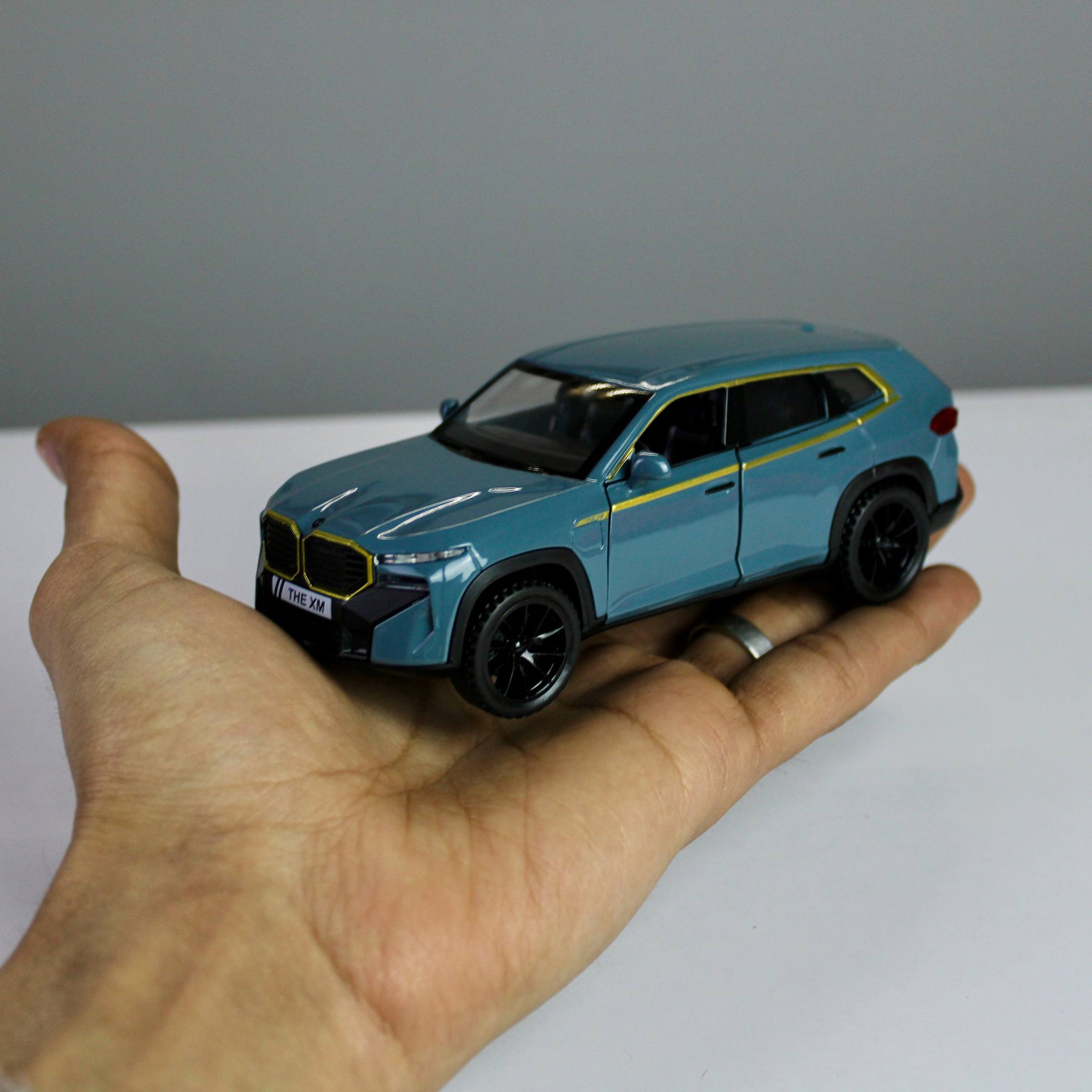 BMW XM 1:32 داي كاست – إضاءة، صوت