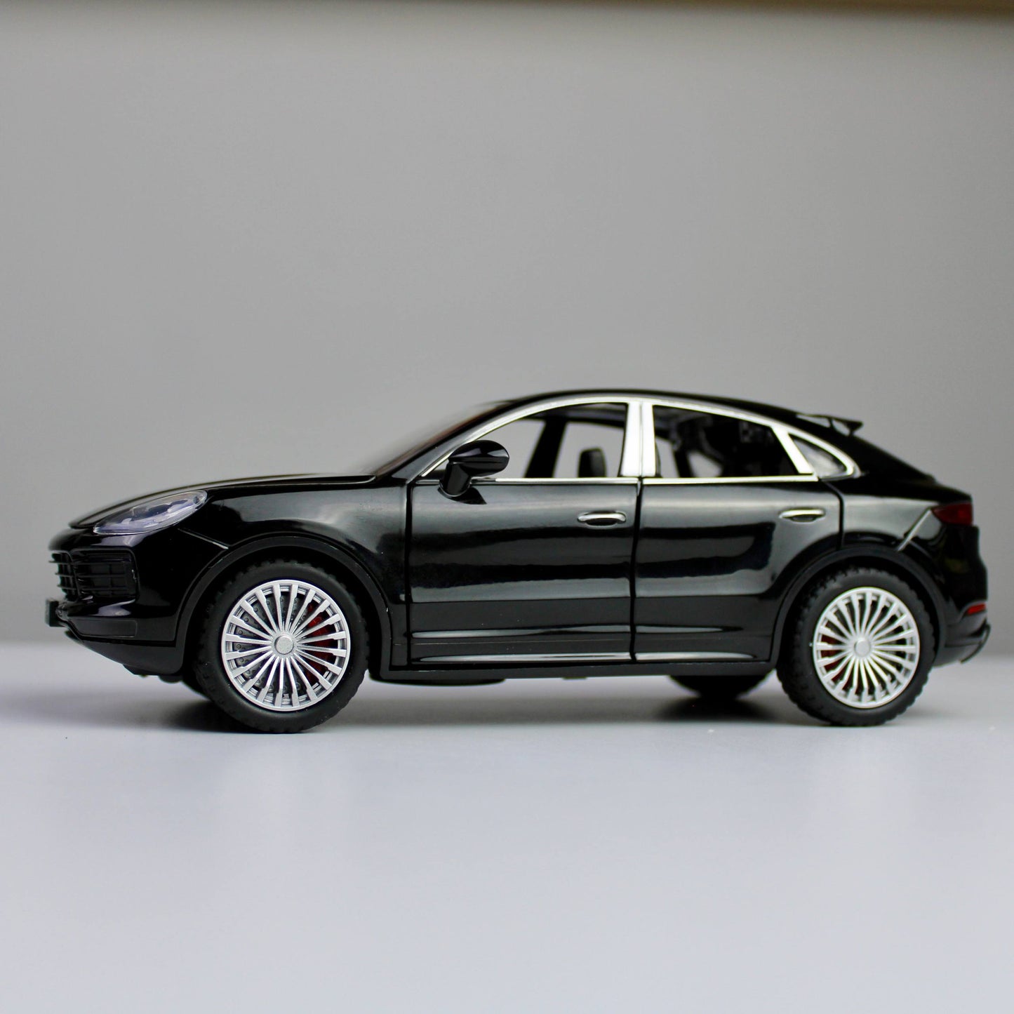 Porsche Cayenne S – 1:24 Die-Cast SUV Model with Light & Sound