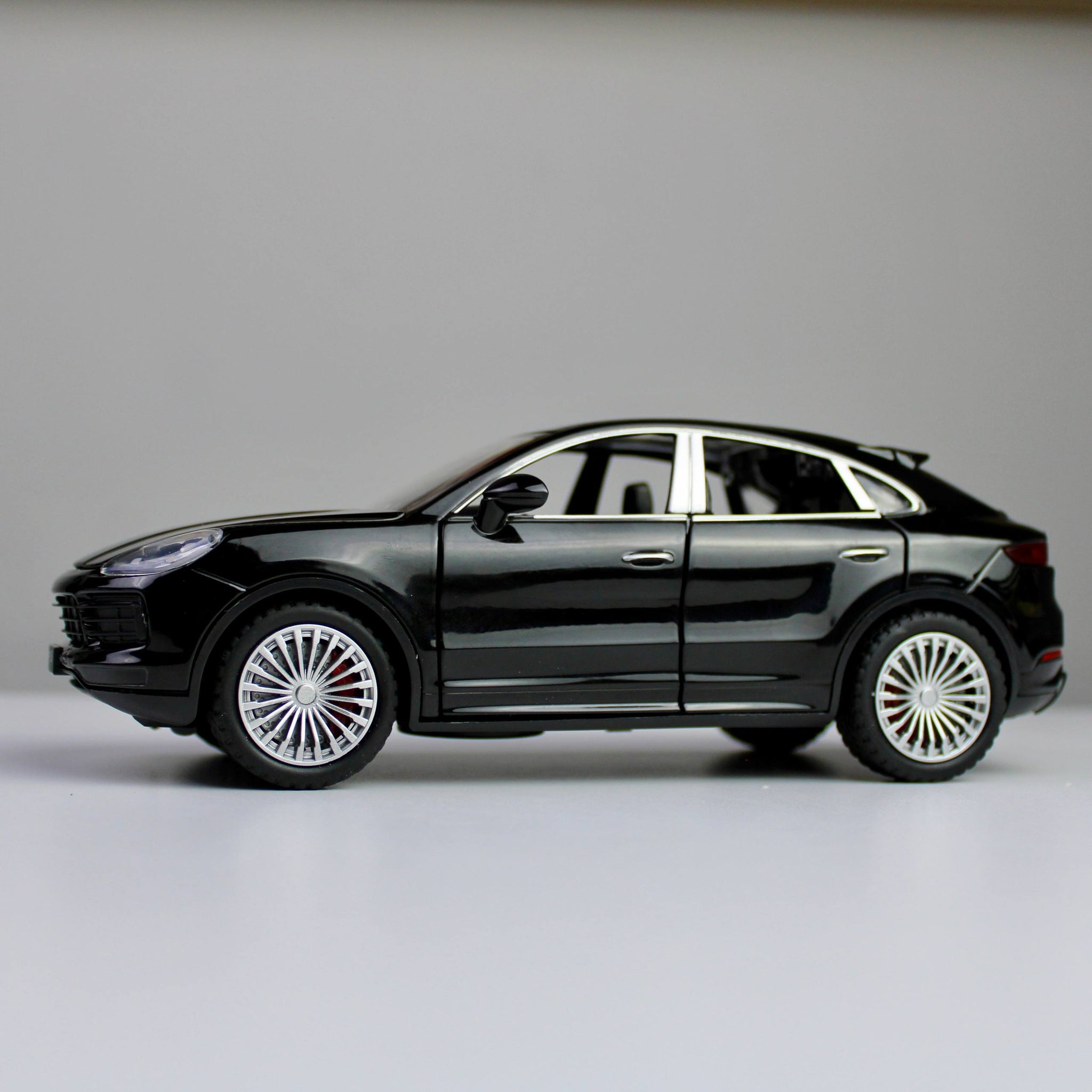 Porsche Cayenne S – 1:24 Die-Cast SUV Model with Light & Sound
