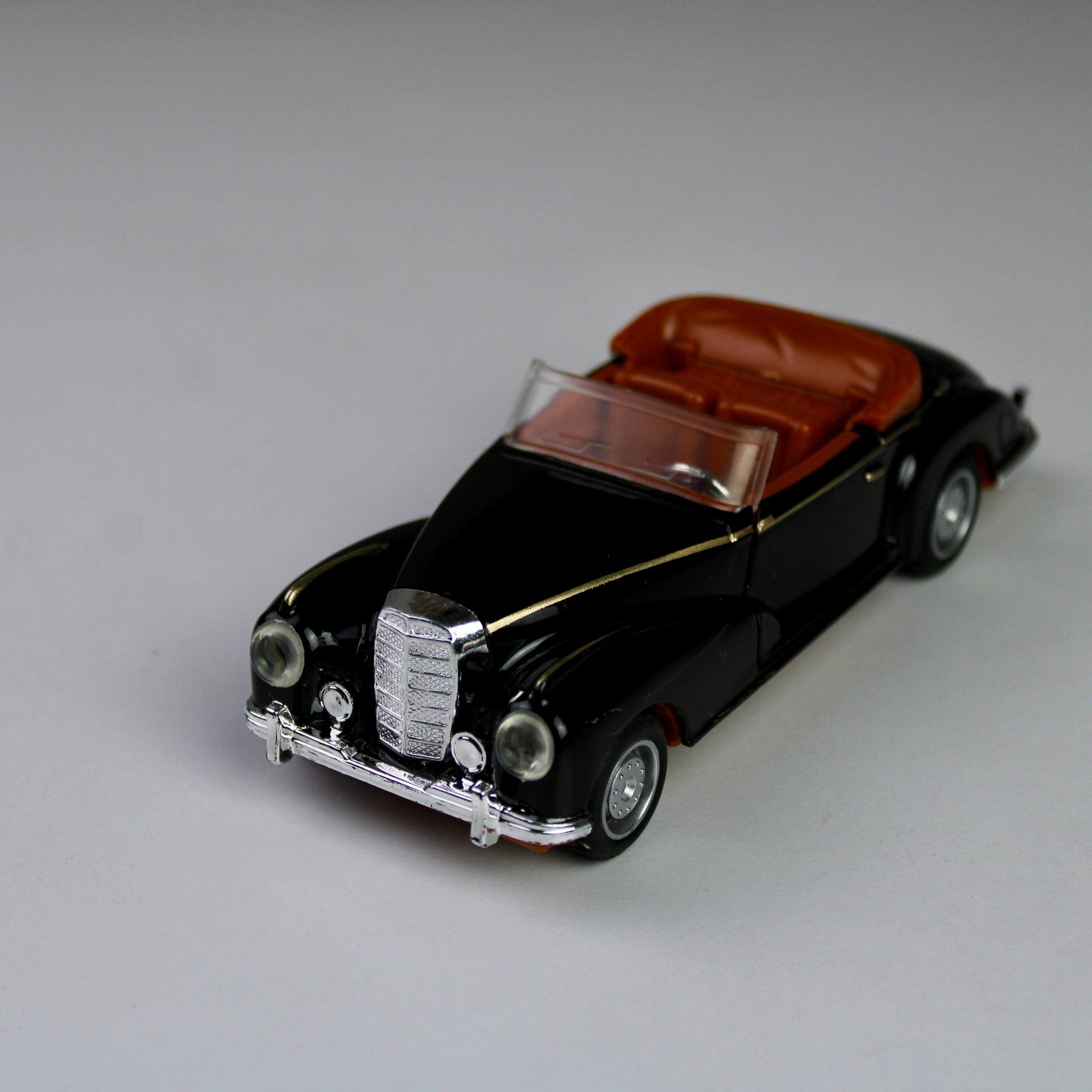 Vintage Classic Die-Cast Model Car – 1:32 Scale