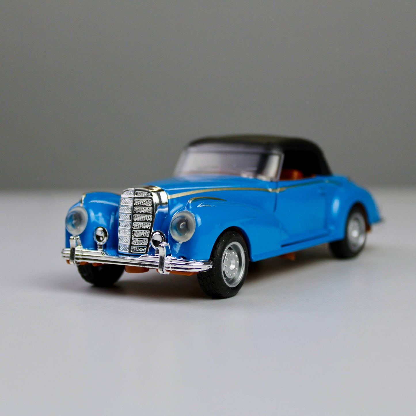 Classic Die-Cast Model Car – 1:32 Scale