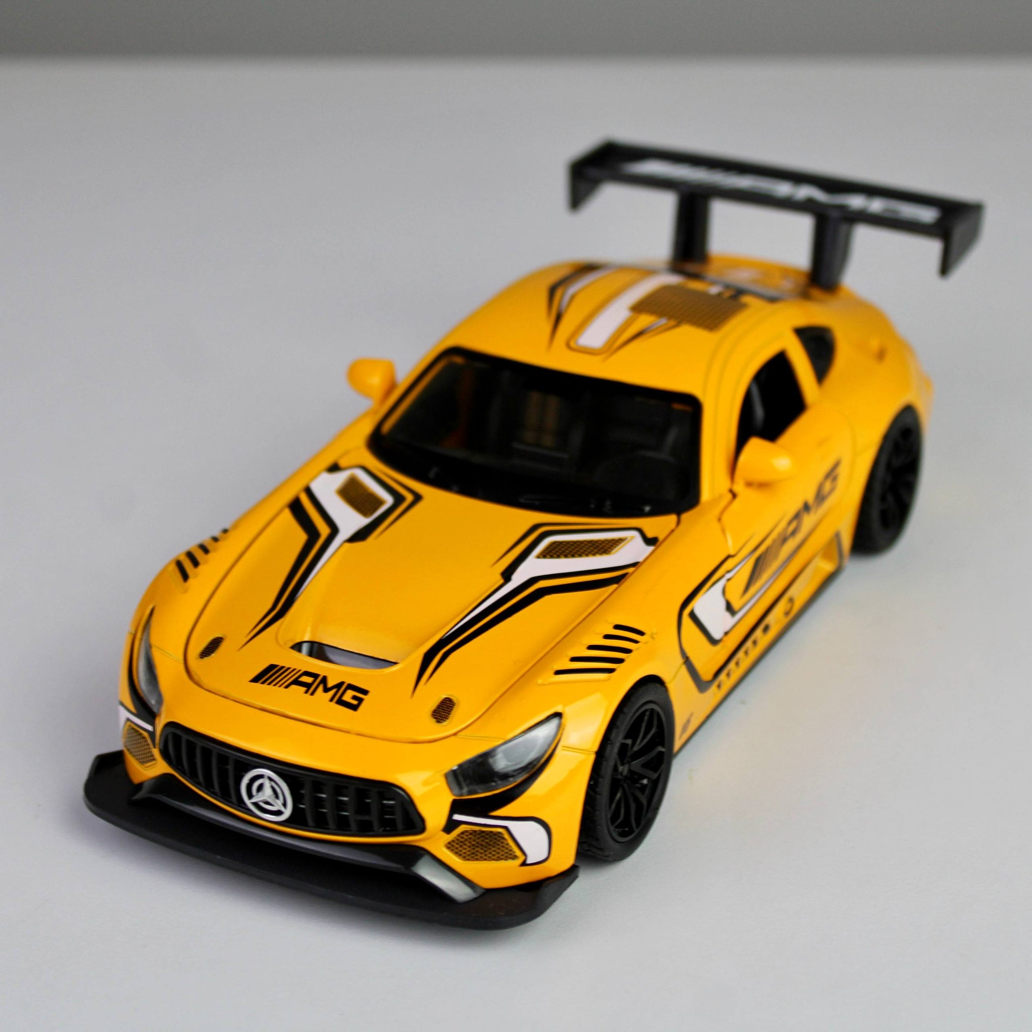سيارة سباق AMG GT3 المصبوبة من المعدن - بمقياس 1:24 مع أضواء وأصوات