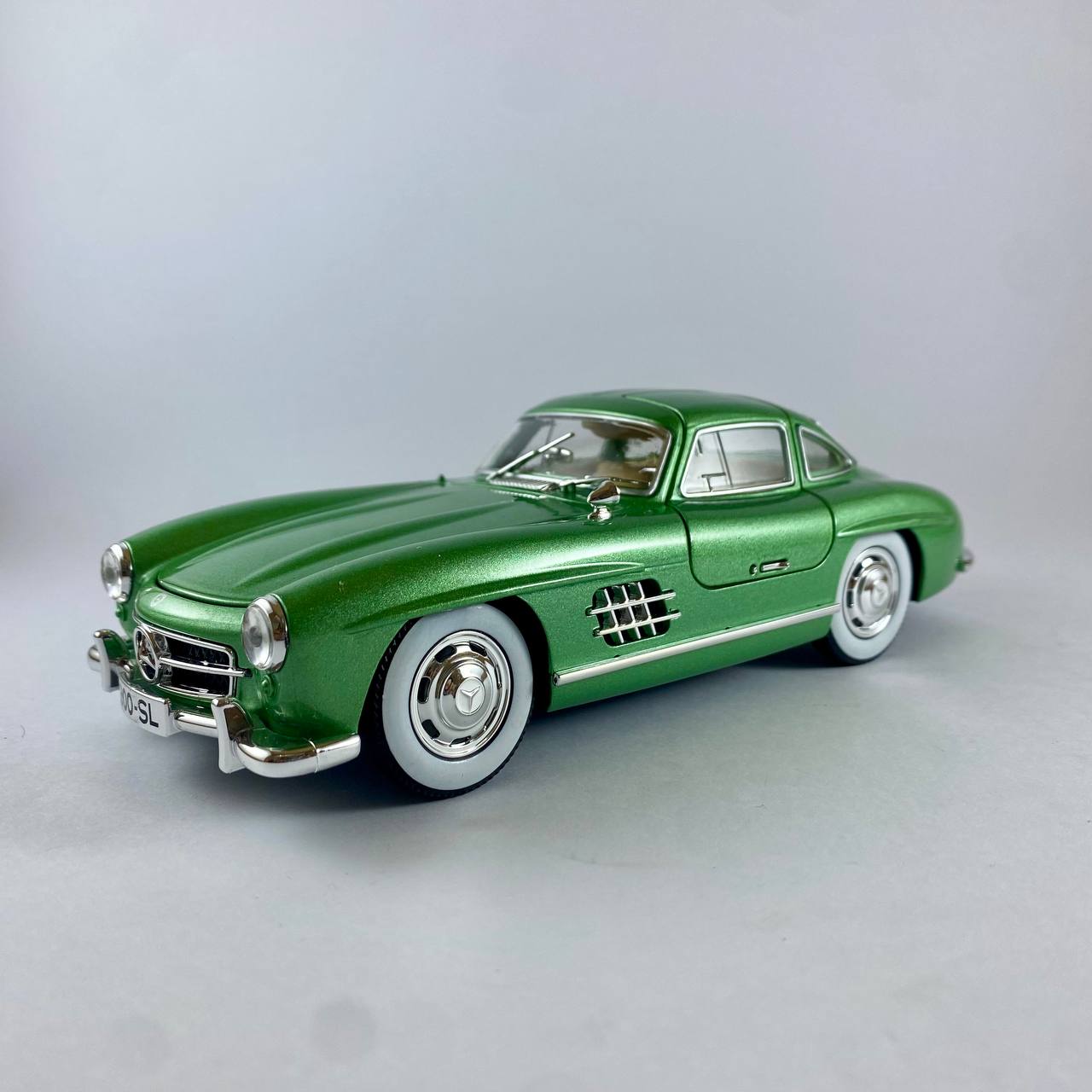 Mercedes-Benz 300SL 1:24 Scale Die-Cast Model Car