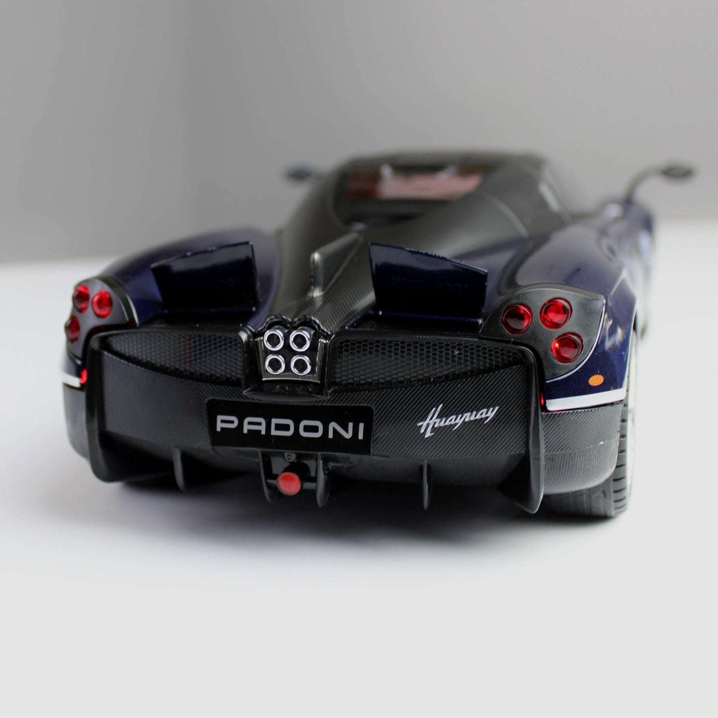 Pagani Huayra Diecast Model – 1:18 Scale (Magnificent Reach)