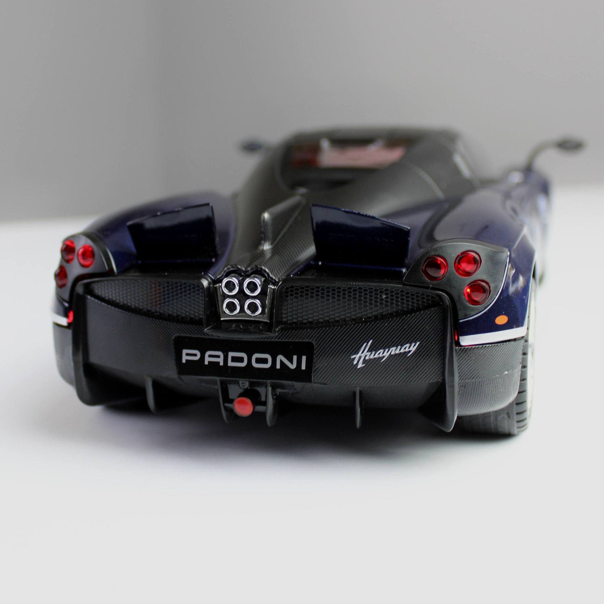Pagani Huayra Diecast Model – 1:18 Scale (Magnificent Reach)
