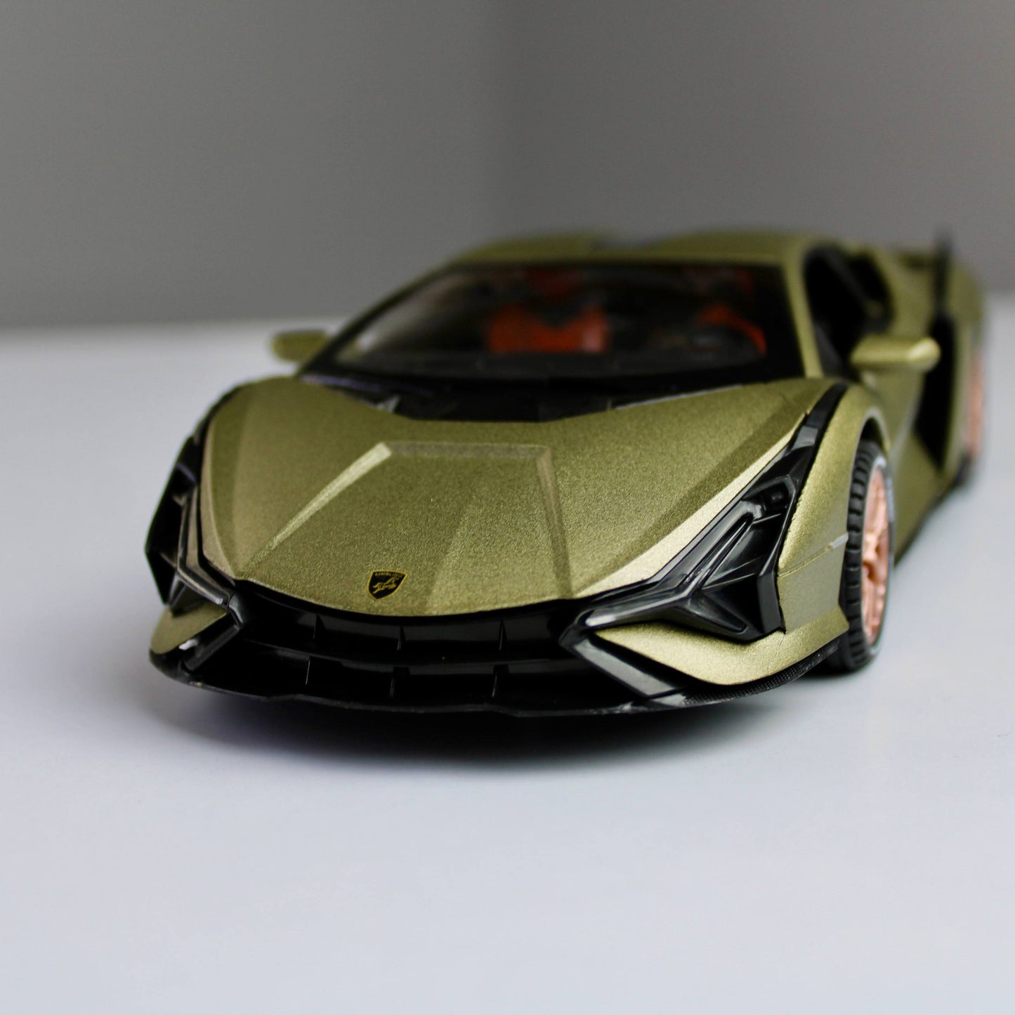 Lamborghini Sian FKP 37 Diecast Model – Luxury Supercar Replica (1:24)