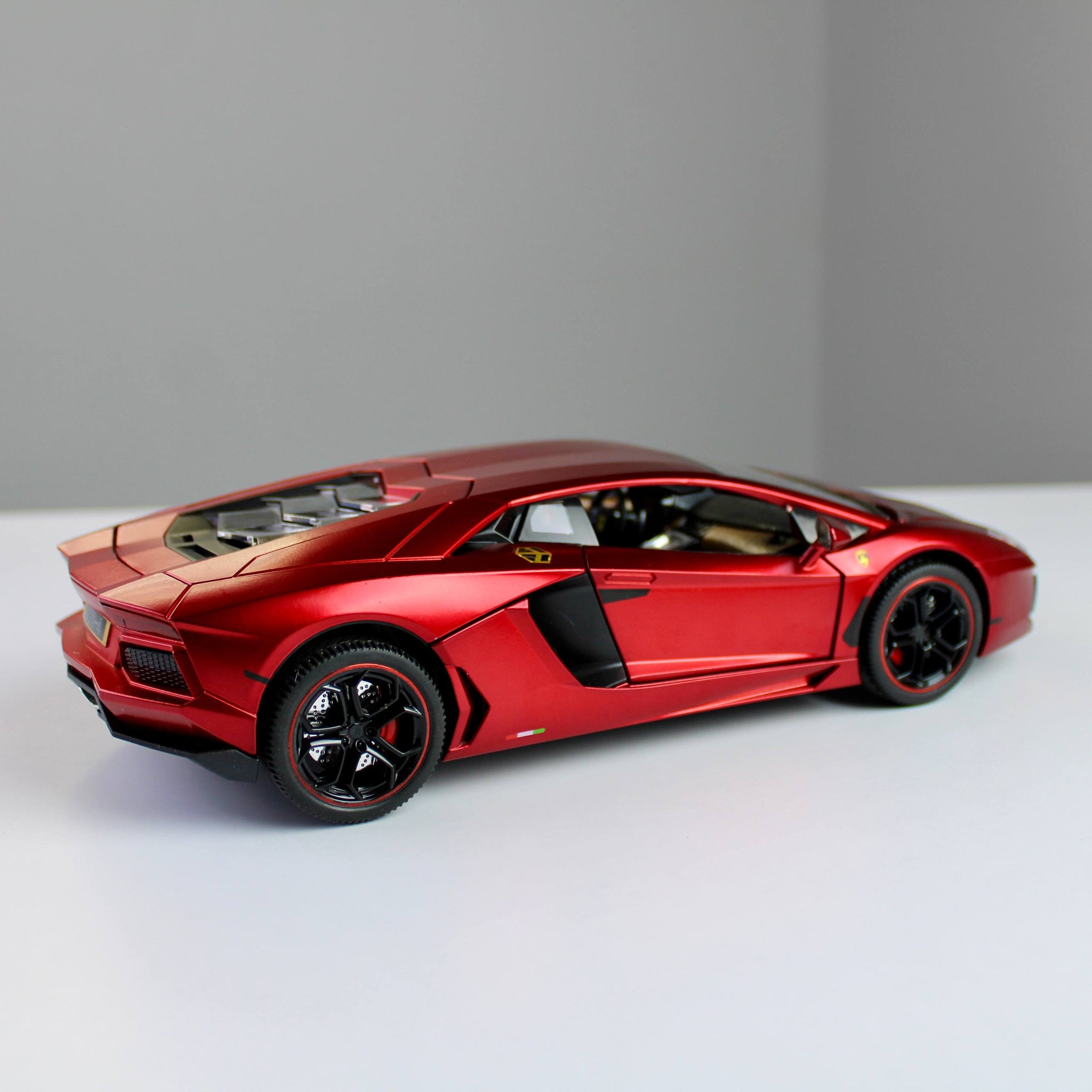 Lamborghini Countach LPI 800-4 Diecast Model – Luxury Supercar Replica (1:18)