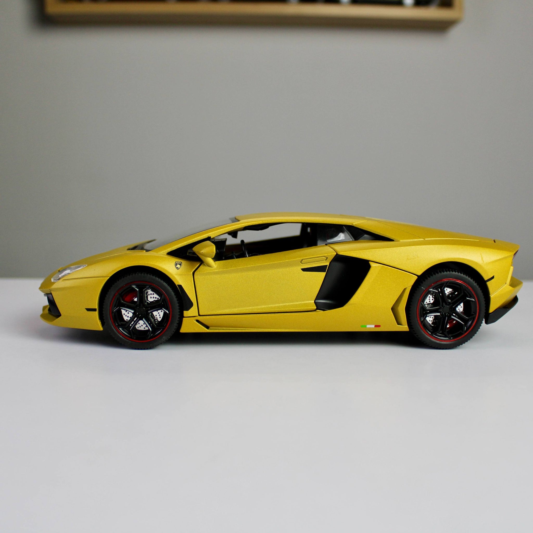 Lamborghini Countach LPI 800-4 Diecast Model – Luxury Supercar Replica (1:18)