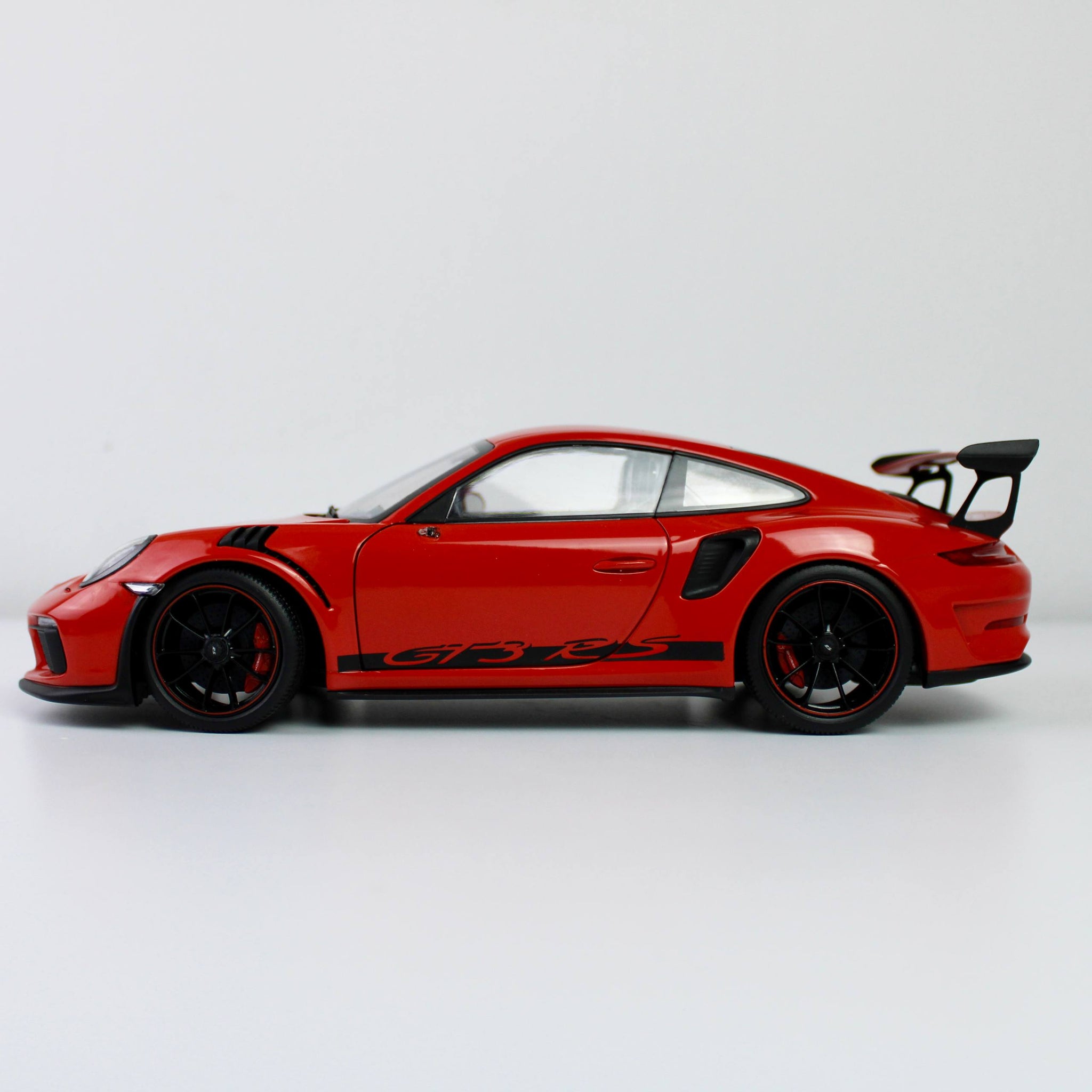 نموذج ويللي بورشه 911 GT3 RS المصبوب 1:18 - إصدار جي تي أوتوز (997)
