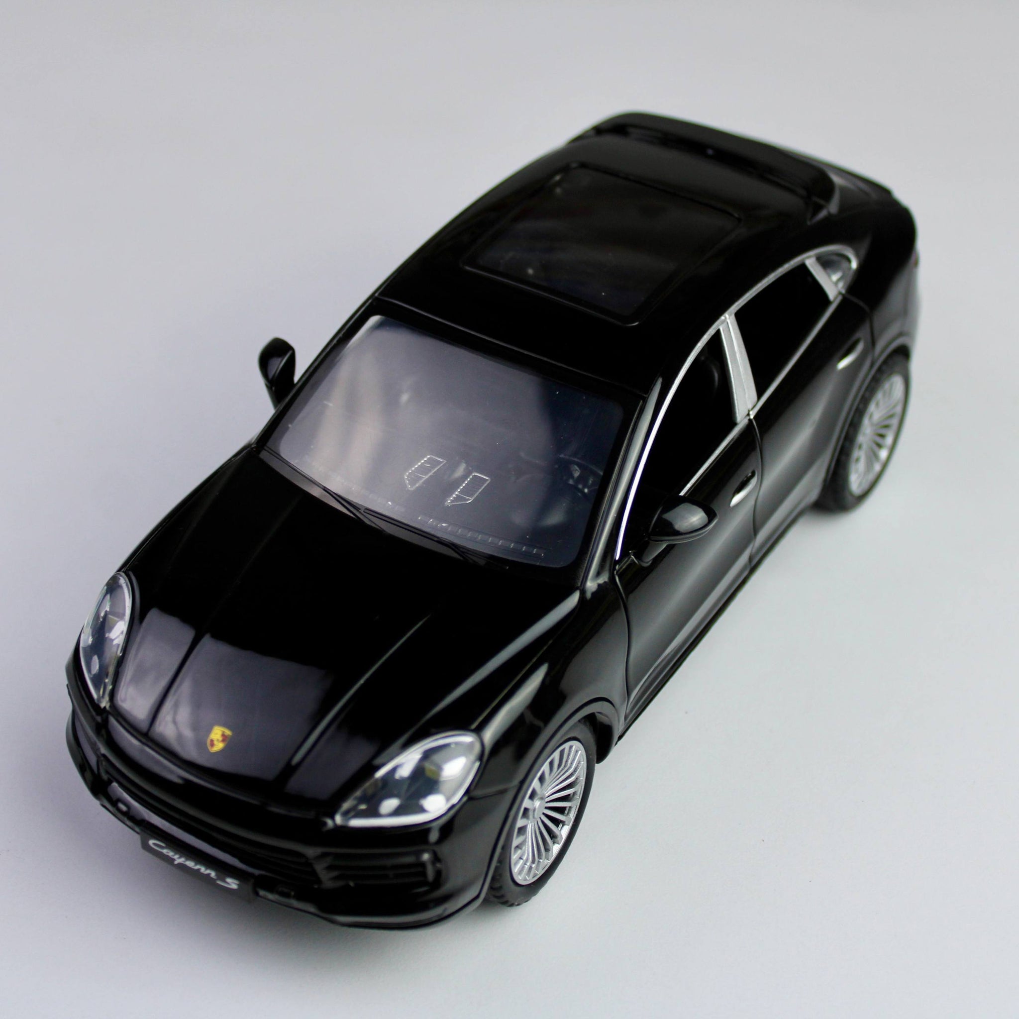 Porsche Cayenne S – 1:24 Die-Cast SUV Model with Light & Sound