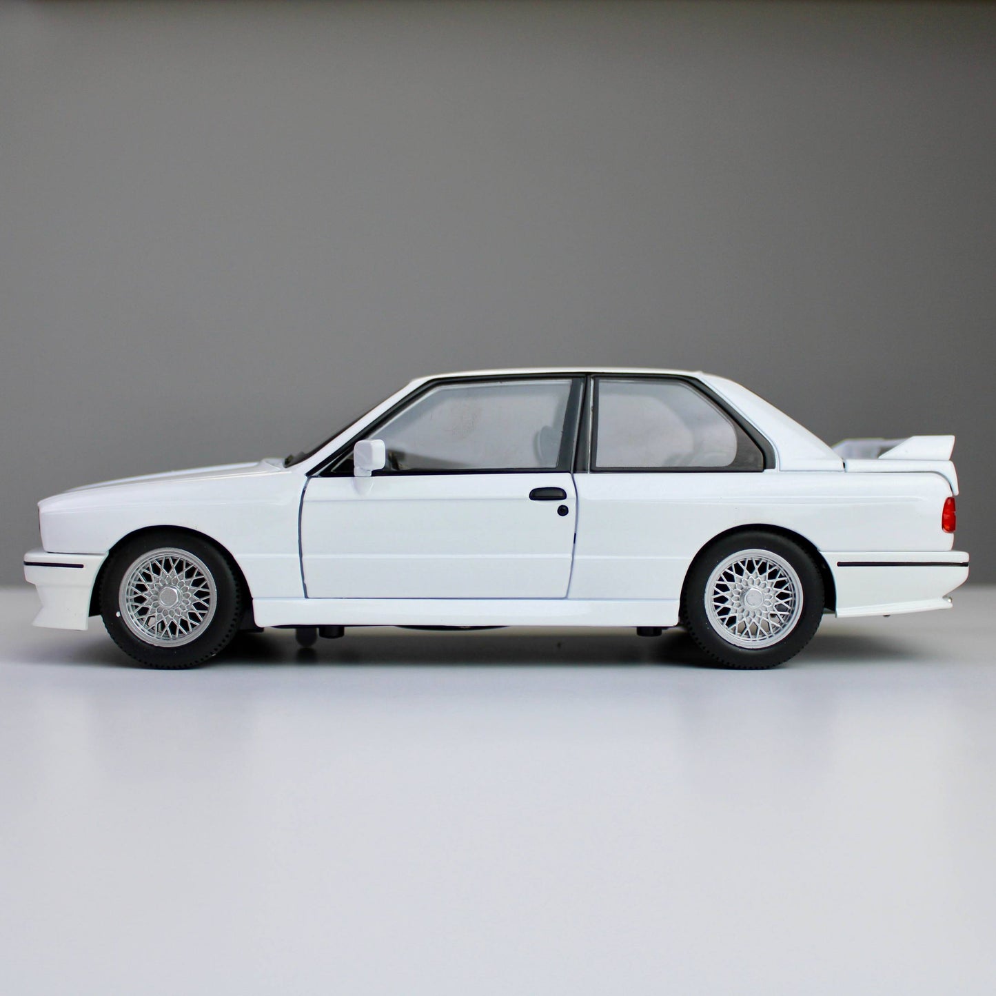 BMW M3 E30 – 1:24 Classic Die-Cast Model Car