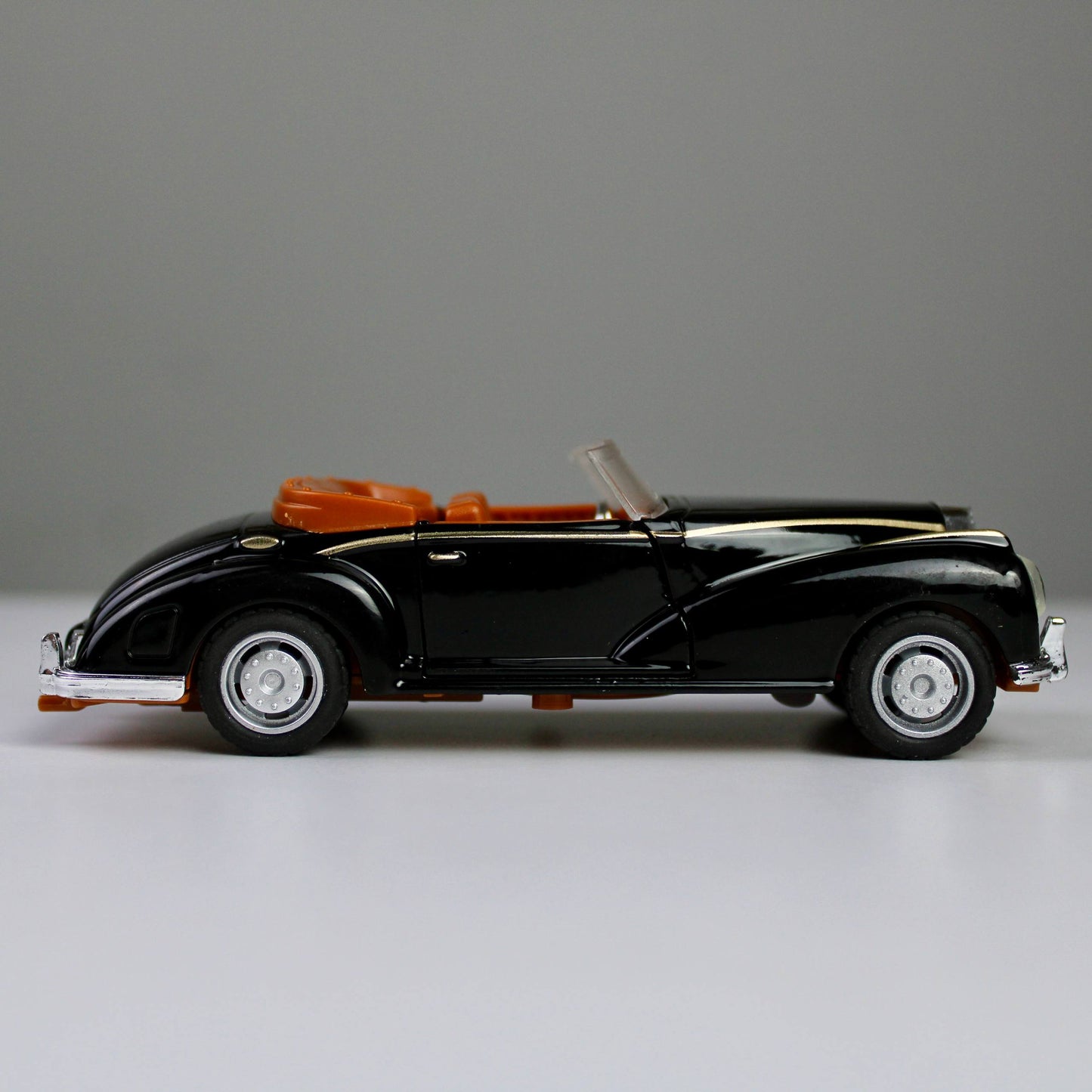 Vintage Classic Die-Cast Model Car – 1:32 Scale