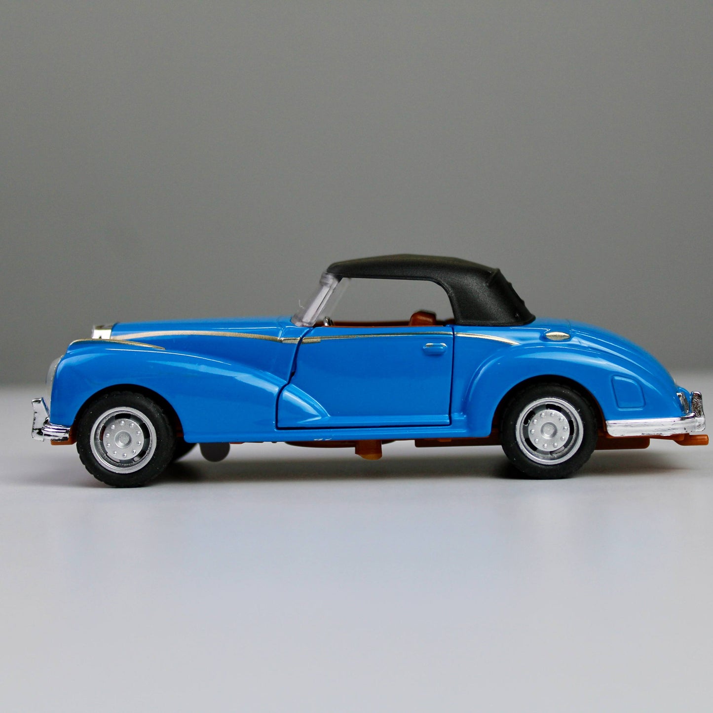 Classic Die-Cast Model Car – 1:32 Scale