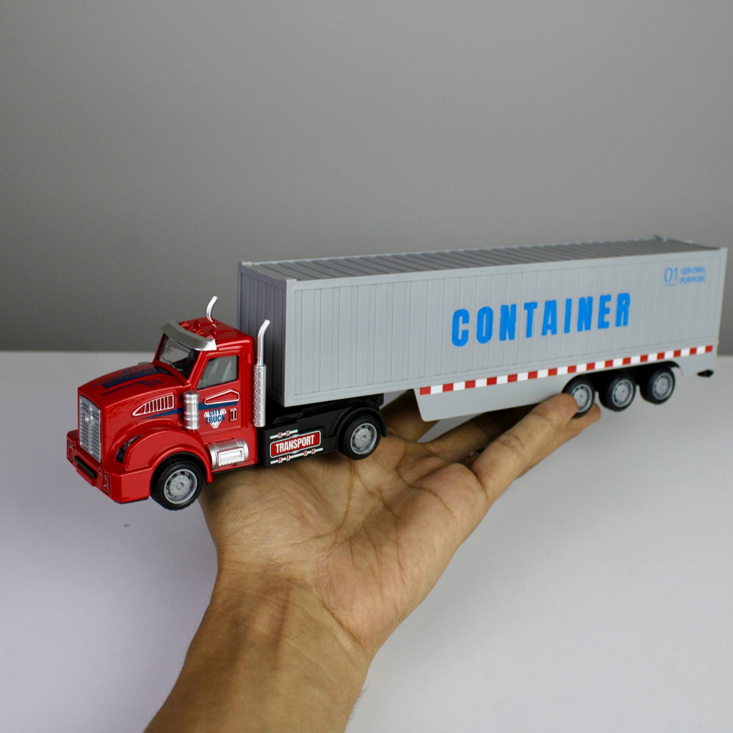 شاحنة حاويات مصبوبة بقياس 1:64 – كابينة معدنية بأبواب حاويات قابلة للفتح