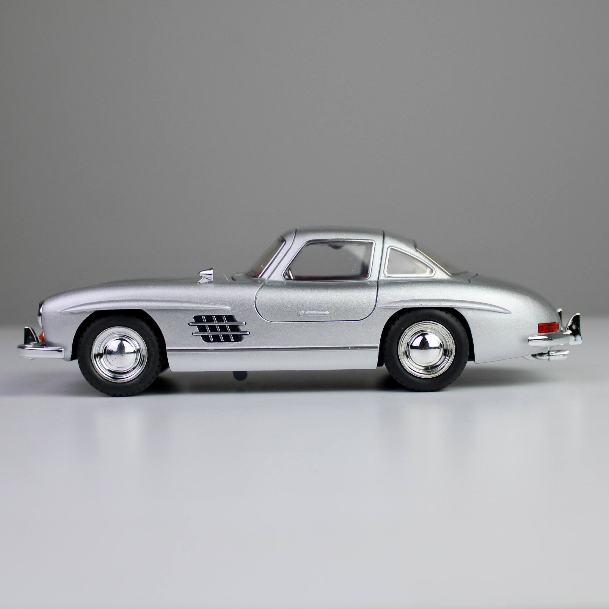 Mercedes-Benz 300 SL Die-Cast Model – Opening Doors, Lights & Sounds