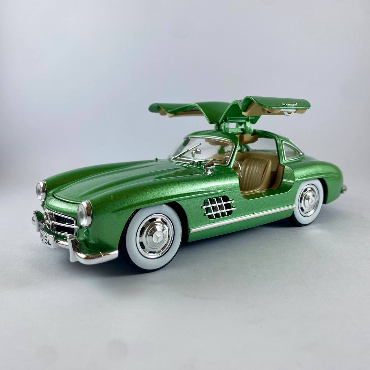 Mercedes-Benz 300SL 1:24 Scale Die-Cast Model Car