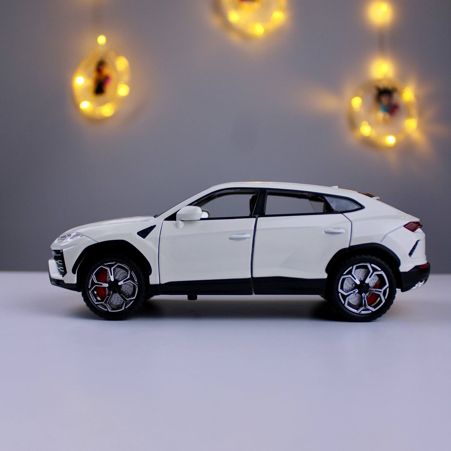 Lamborghini Urus Die-Cast Model Car – 1:24 Scale