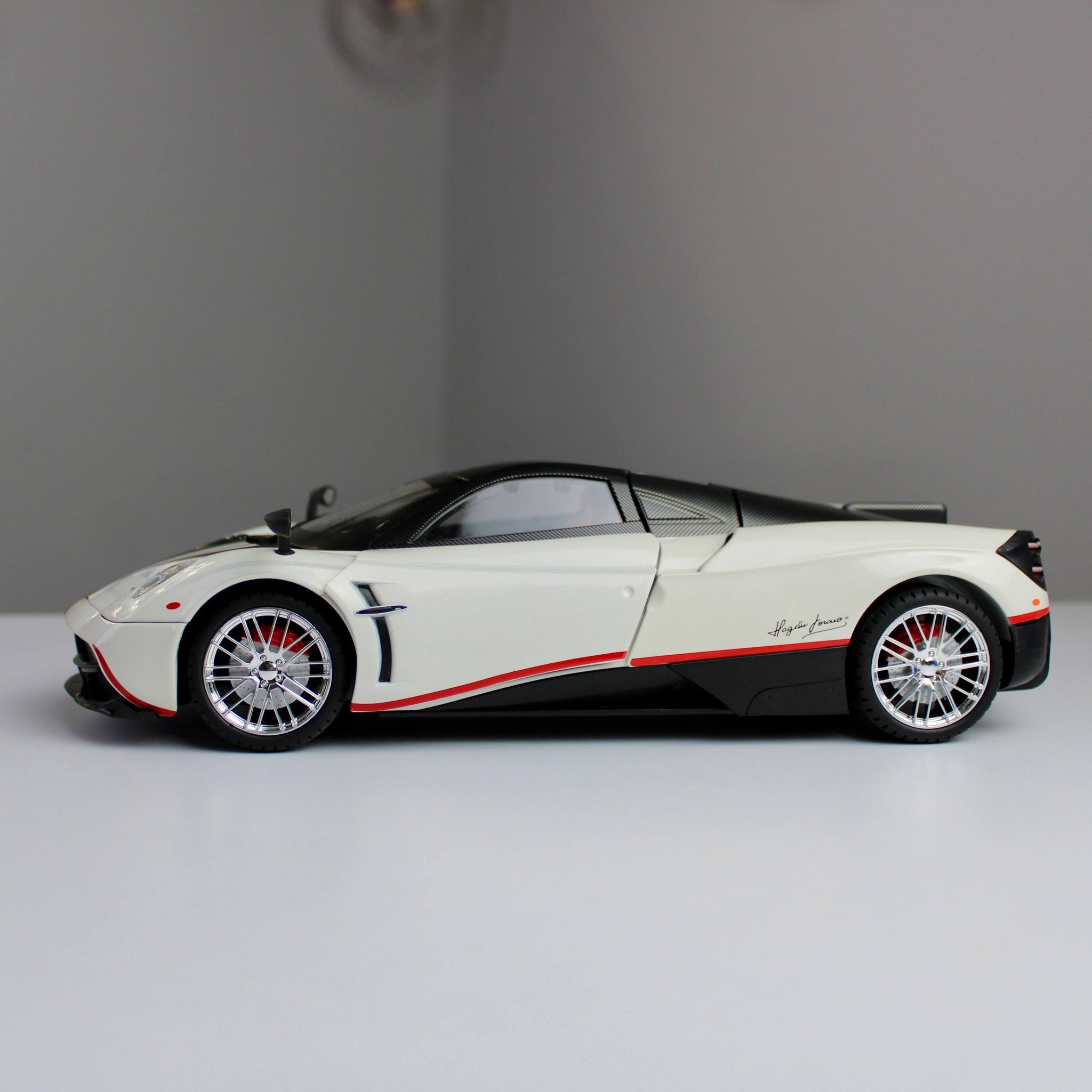 Pagani Huayra Diecast Model – 1:18 Scale (Magnificent Reach)