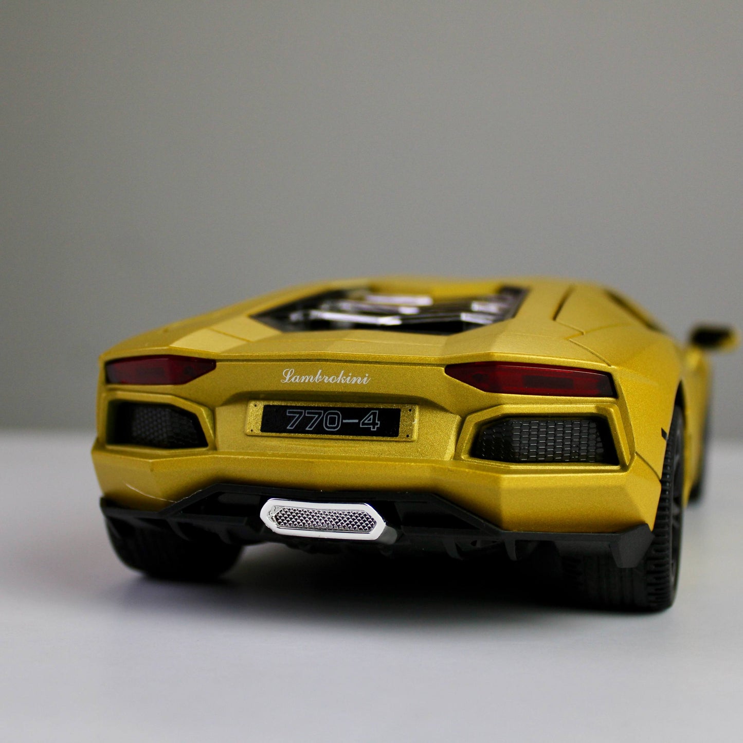 Lamborghini Countach LPI 800-4 Diecast Model – Luxury Supercar Replica (1:18)