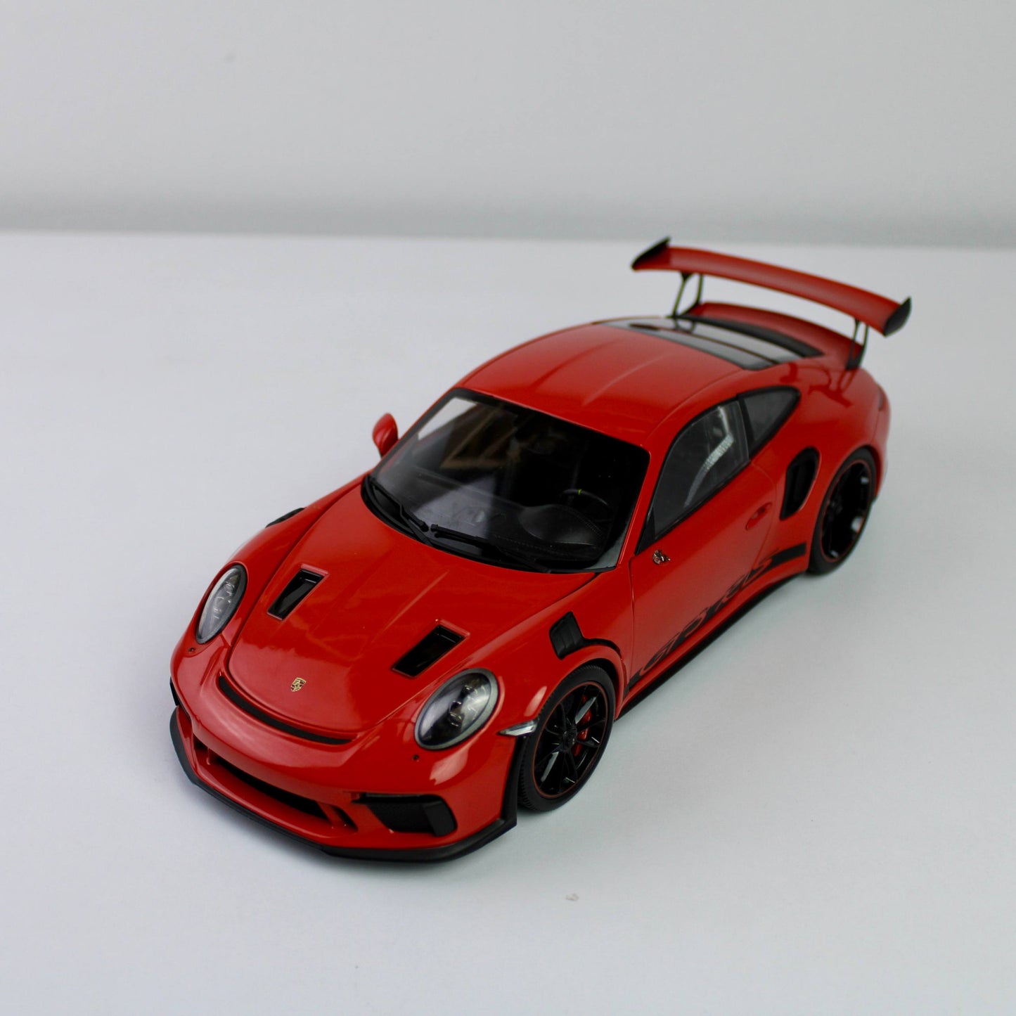 نموذج ويللي بورشه 911 GT3 RS المصبوب 1:18 - إصدار جي تي أوتوز (997)