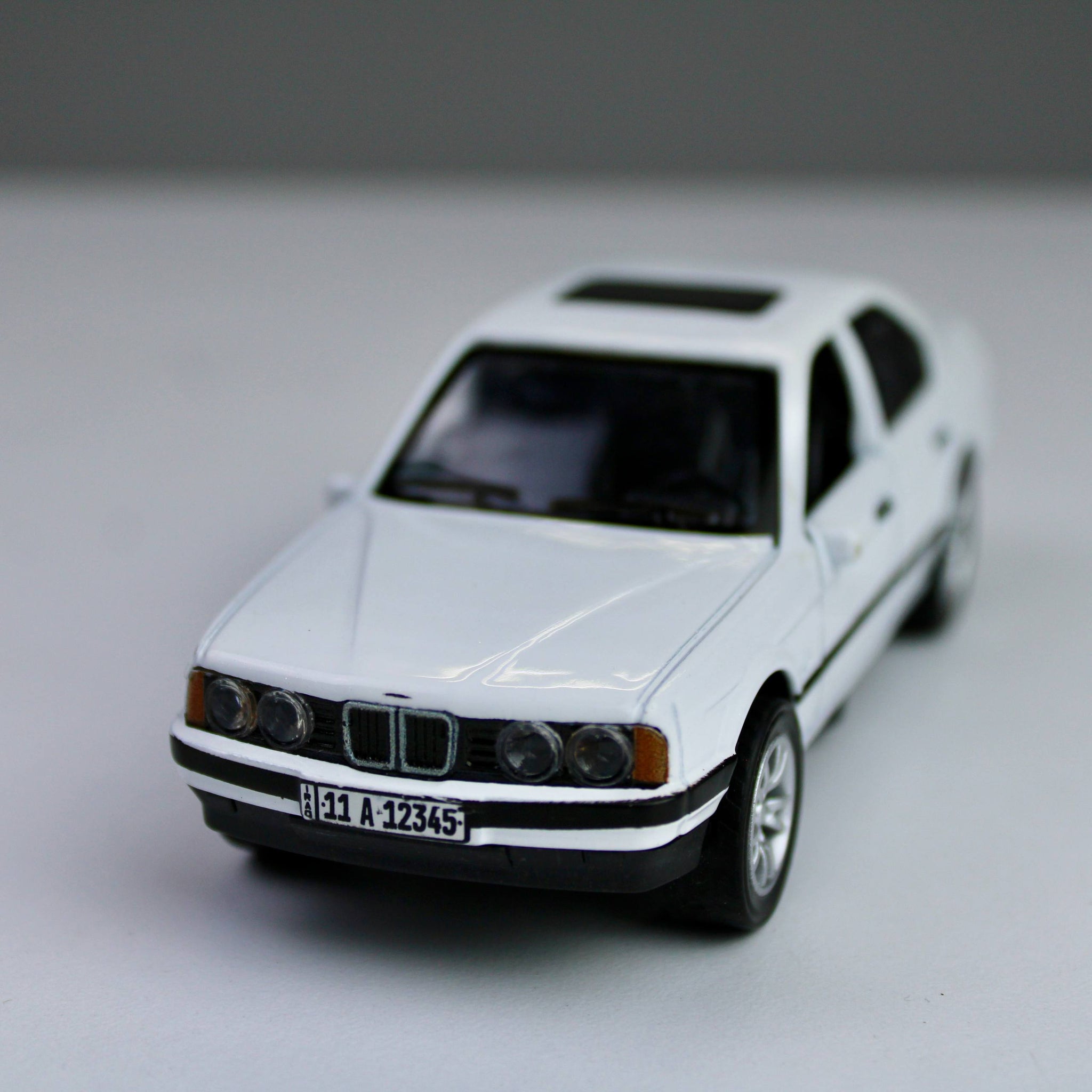 BMW 535i (E34) Diecast Model 1:38
