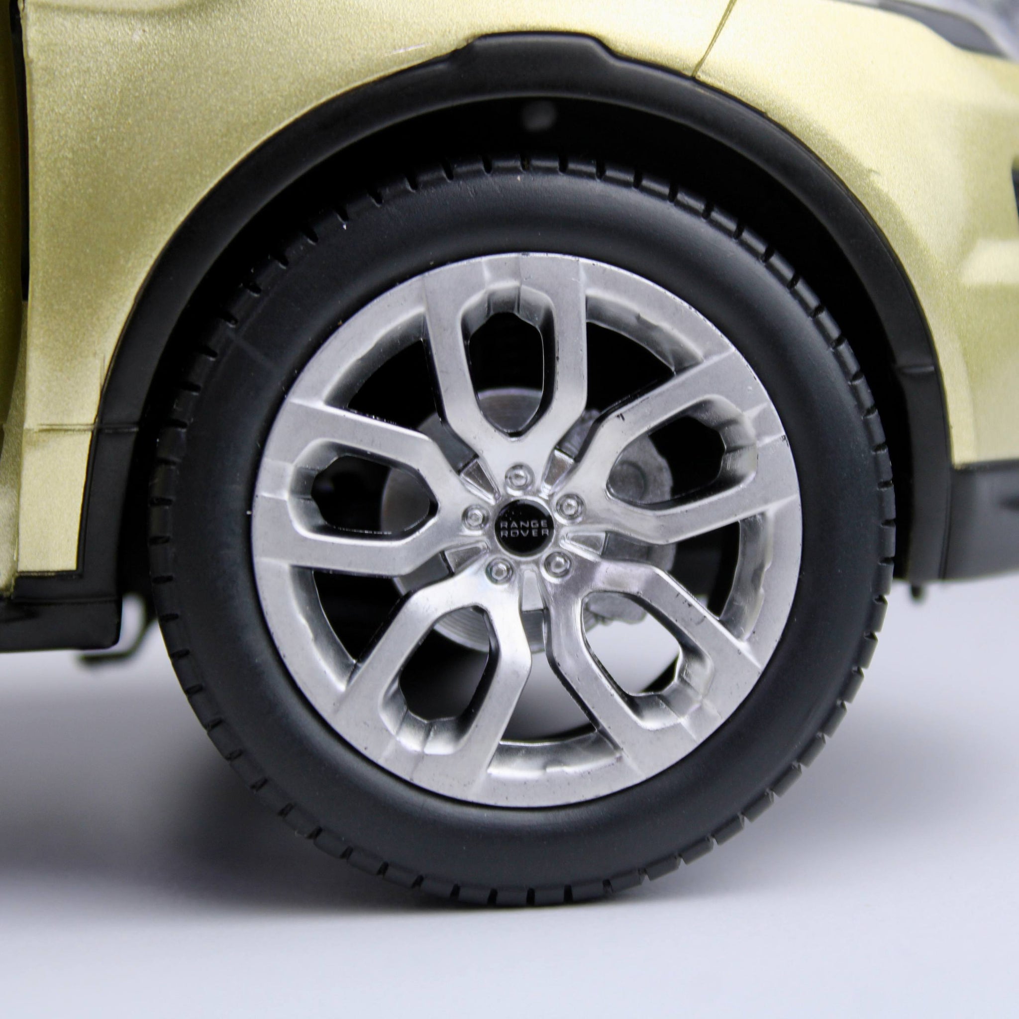 GT Autos Gold Range Rover Evoque Premium Die-Cast Model Car (1:18)
