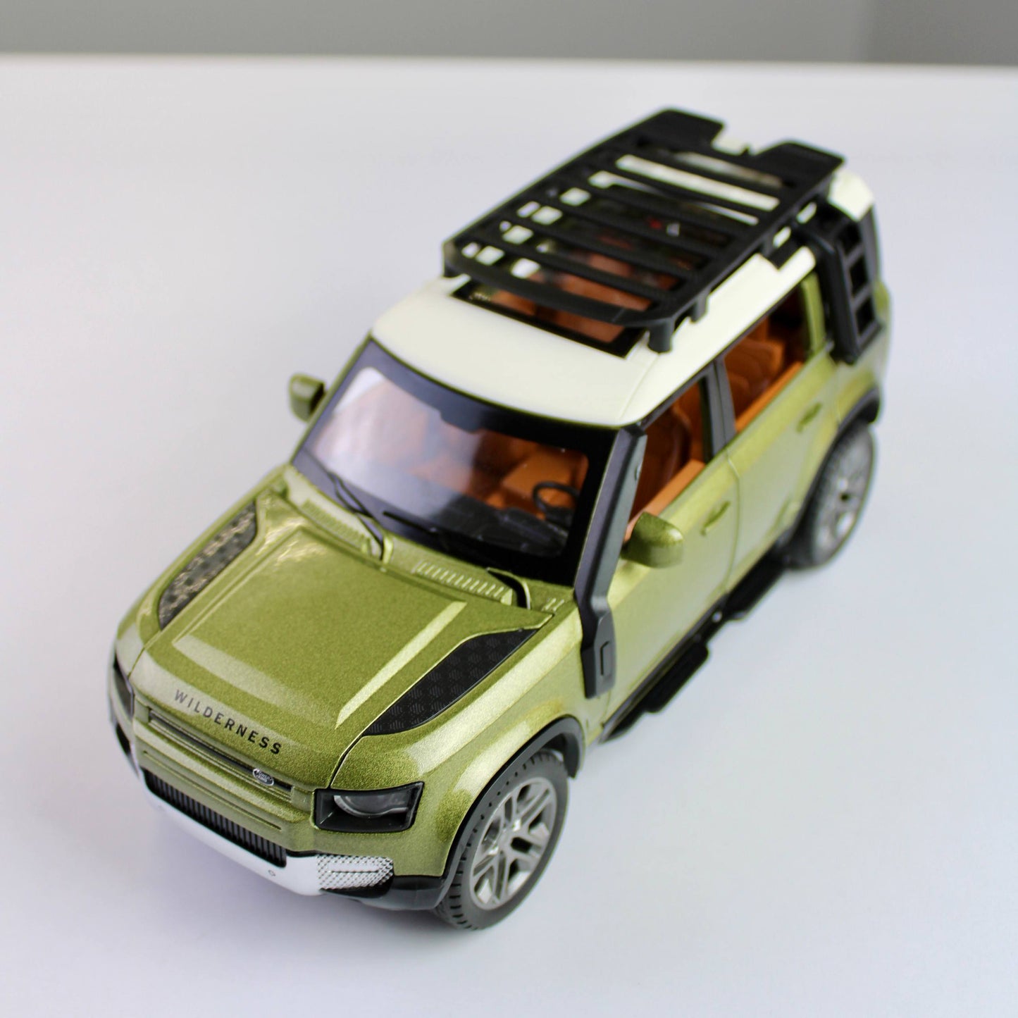 R/C Land Rover Defender Diecast Model – 1:22 Scale